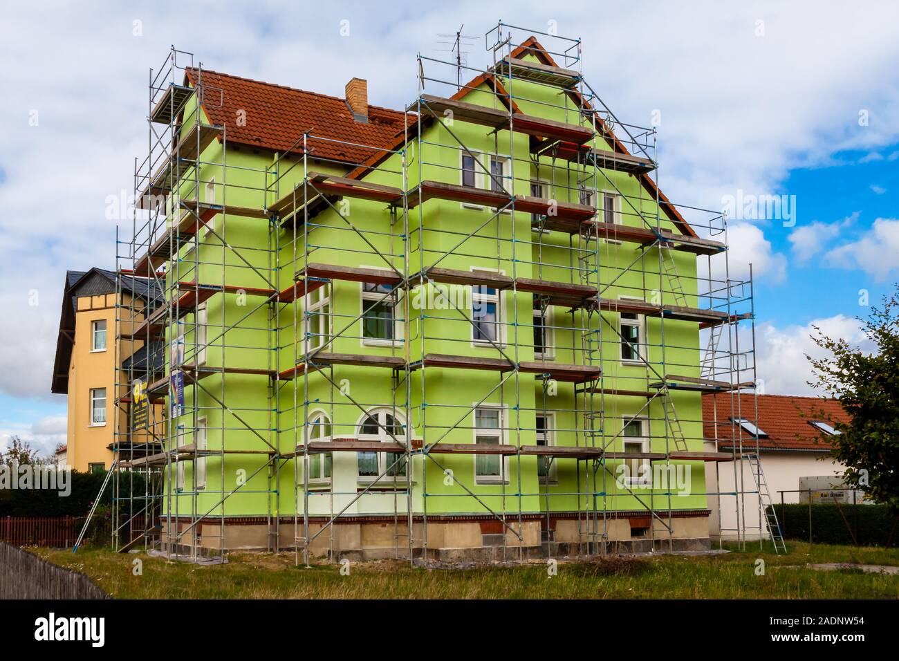 Una casa verde con un telaio senza i lavoratori Foto Stock