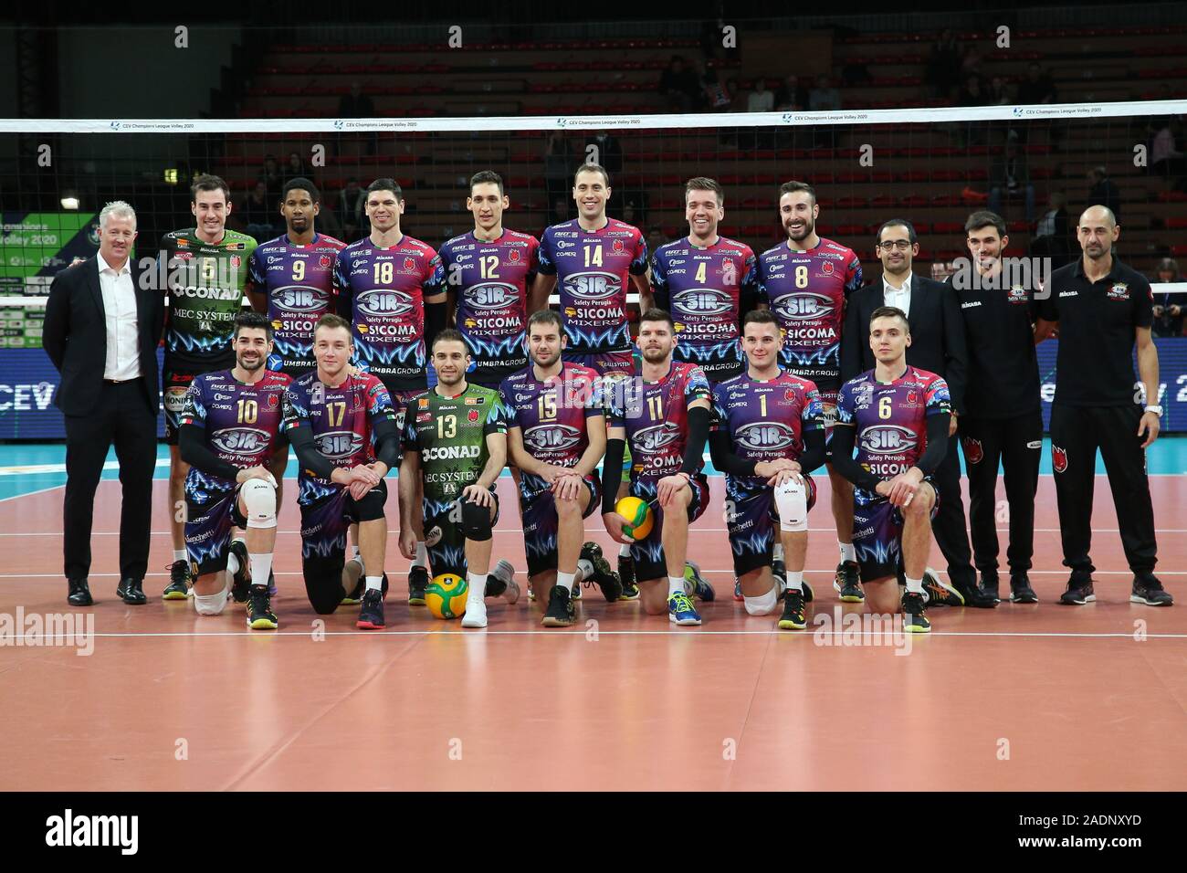 Perugia, Italia. 04 Dic, 2019. line up sir sicoma monini perugia durante il Sir Sicoma Monini Perugia vs Benfica Lisbona, Griglia Champions League campionato Gli uomini a Perugia, Italia, Dicembre 04 2019 Credit: Indipendente Agenzia fotografica/Alamy Live News Foto Stock