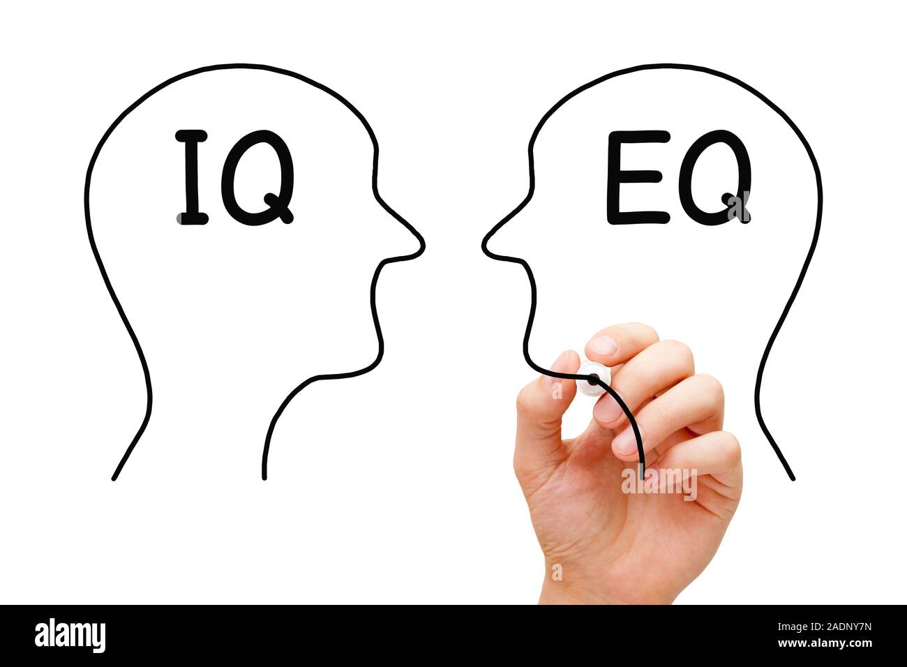 Disegno a mano IQ quoziente di intelligenza versus EQ intelligenza emotiva quoziente concetto con marcatore sul panno trasparente bordo isolato su bianco backgr Foto Stock