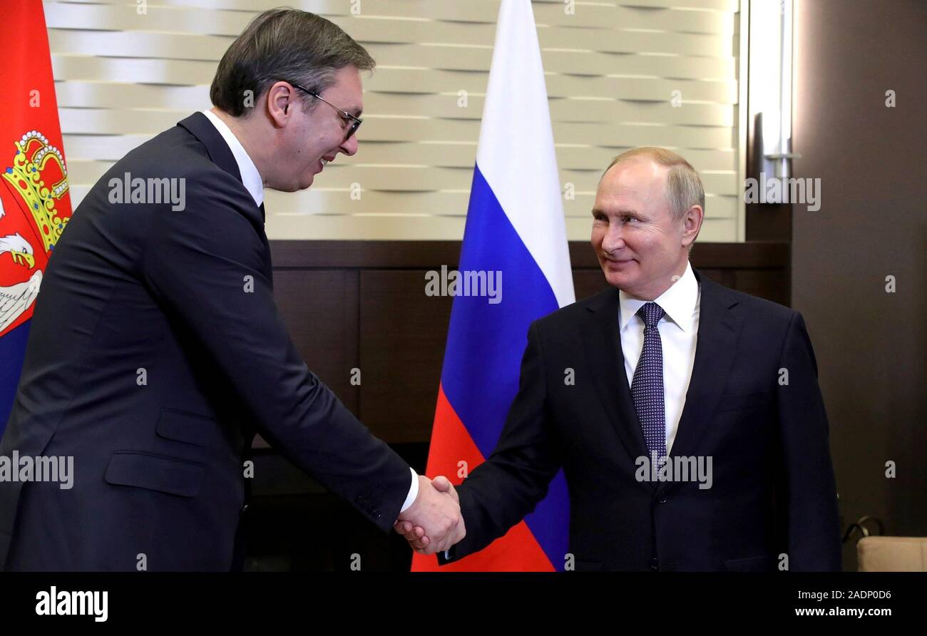 Sochi, Russia. 04 dicembre, 2019. Il presidente russo Vladimir Putin, destra accoglie il Presidente serbo Aleksandar Vucic per un incontro bilaterale tenutosi presso la residenza a Cape Idokopas Dicembre 4, 2019 in Sochi, Russia. Credito: Mikhaël Klimentyev Cremlino/Piscina/Alamy Live News Foto Stock