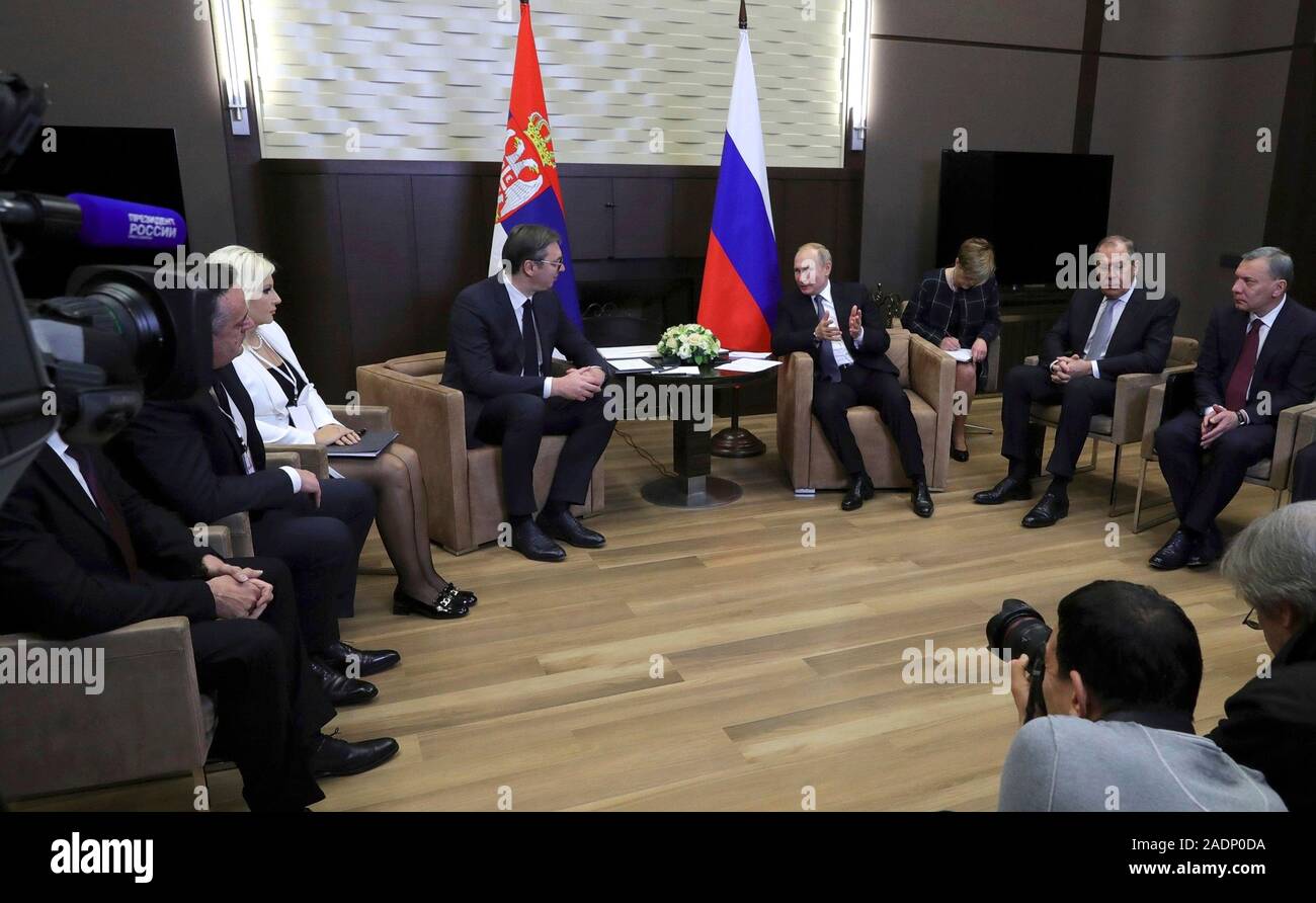 Sochi, Russia. 04 dicembre, 2019. Il presidente russo Vladimir Putin, destra, nel corso di un incontro bilaterale con il presidente serbo Aleksandar Vucic presso la residenza a Cape Idokopas Dicembre 4, 2019 in Sochi, Russia. Credito: Mikhaël Klimentyev Cremlino/Piscina/Alamy Live News Foto Stock