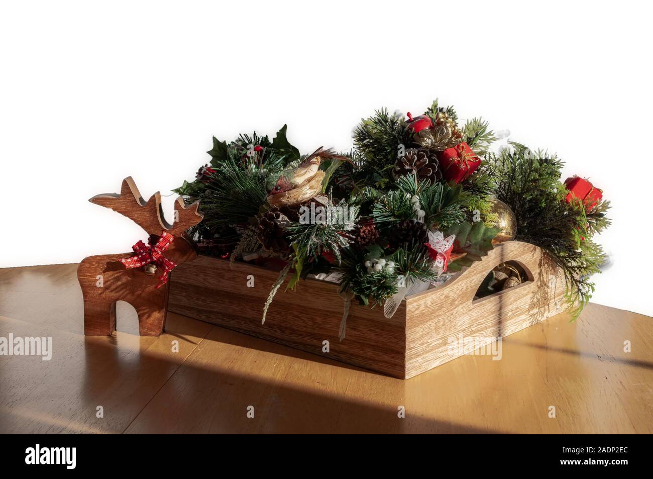 Renne di legno dal vassoio di Natale ornamenti e decorazioni. Sfondo bianco. Foto Stock