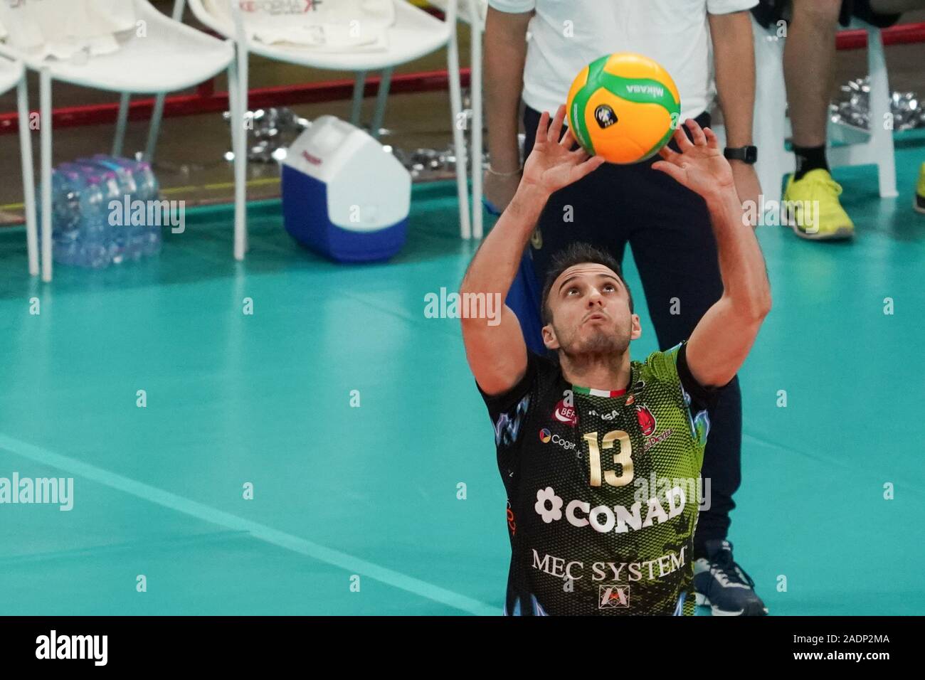 Perugia, Italia. 4° dic, 2019. massimo colaci (n.13 libero sir safety conad perugia) setduring Sir Sicoma Monini Perugia vs Benfica Lisbona, Griglia Champions League campionato Gli uomini a Perugia, Italia, Dicembre 04 2019 - LPS/Loris Cerquiglini Credito: Loris Cerquiglini/LP/ZUMA filo/Alamy Live News Foto Stock