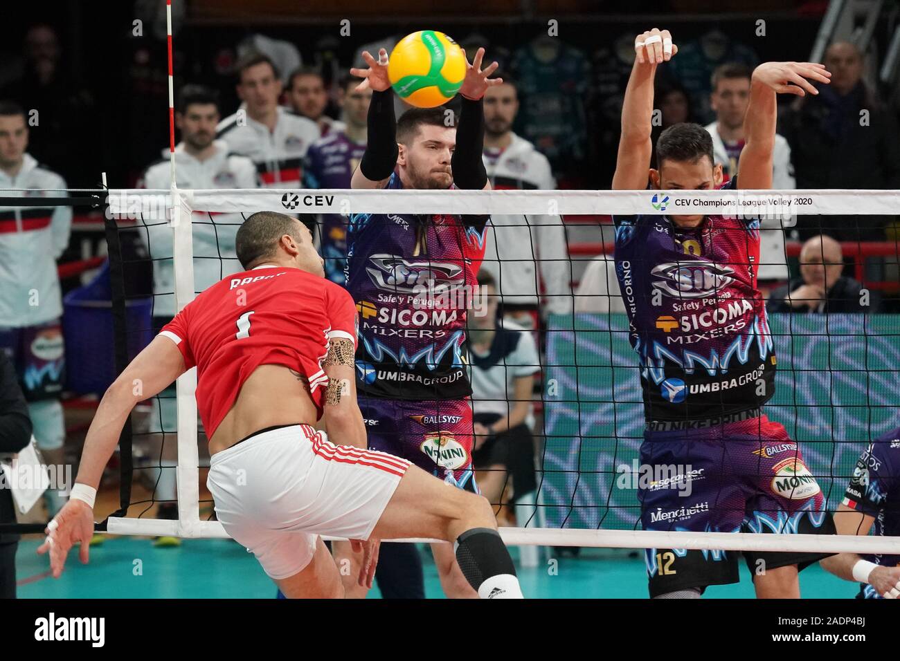 Perugia, Italia. 4° dic, 2019. oliveira raphael thiago (n1 benfica lisboa) spikeduring Sir Sicoma Monini Perugia vs Benfica Lisbona, Griglia Champions League campionato Gli uomini a Perugia, Italia, Dicembre 04 2019 - LPS/Loris Cerquiglini Credito: Loris Cerquiglini/LP/ZUMA filo/Alamy Live News Foto Stock