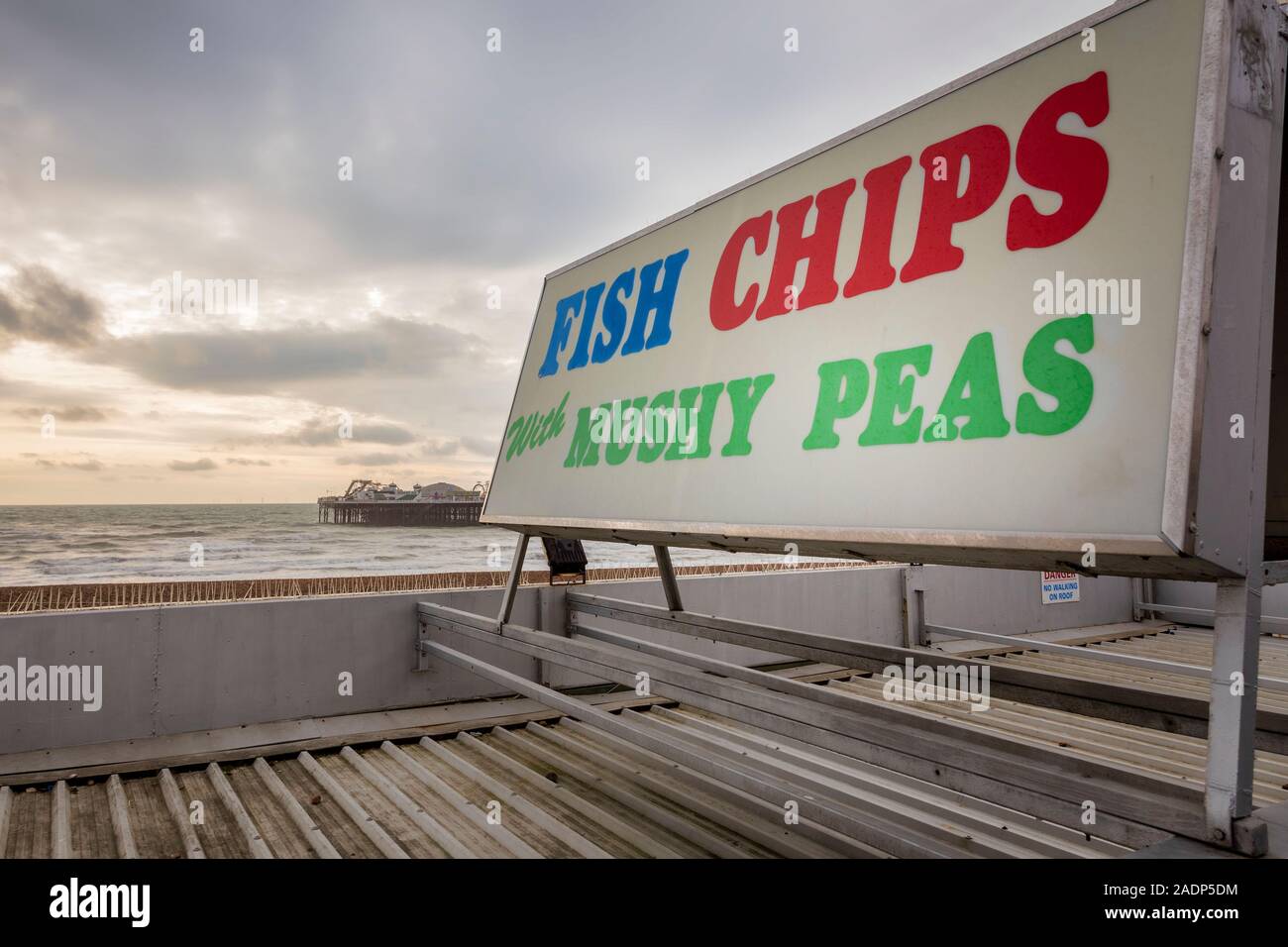 Segno al molo di Brighton per pesce e patatine fritte Foto Stock