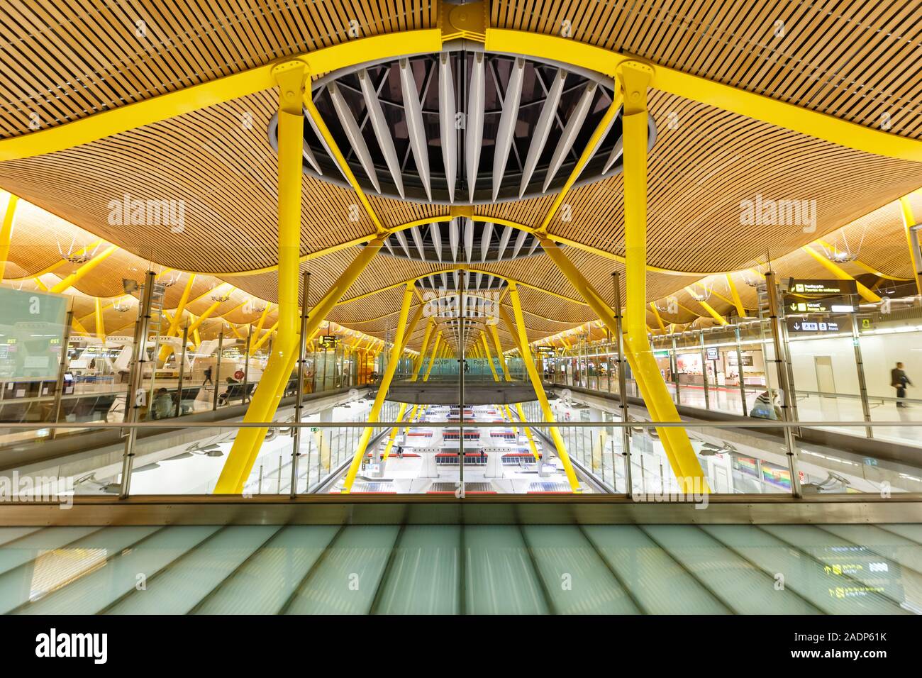 Madrid, Spagna - 21 Novembre 2019: Terminal 4 dell'aeroporto di Madrid Barajas (MAD) in Spagna. Foto Stock
