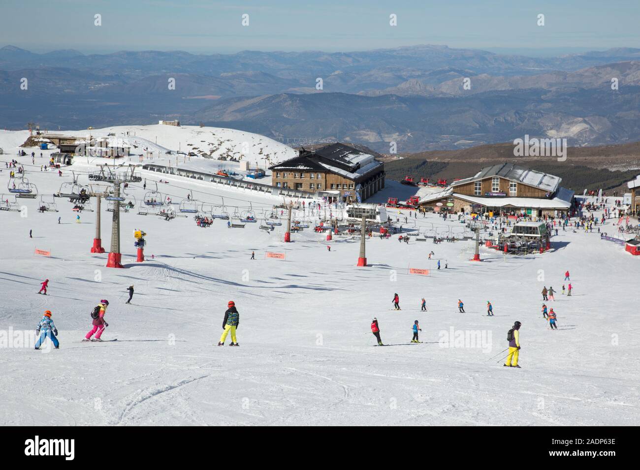 Gli sciatori in area Borreguiles delle località sciistiche della Sierra Nevada, Granada, Andalusia, Spagna Foto Stock