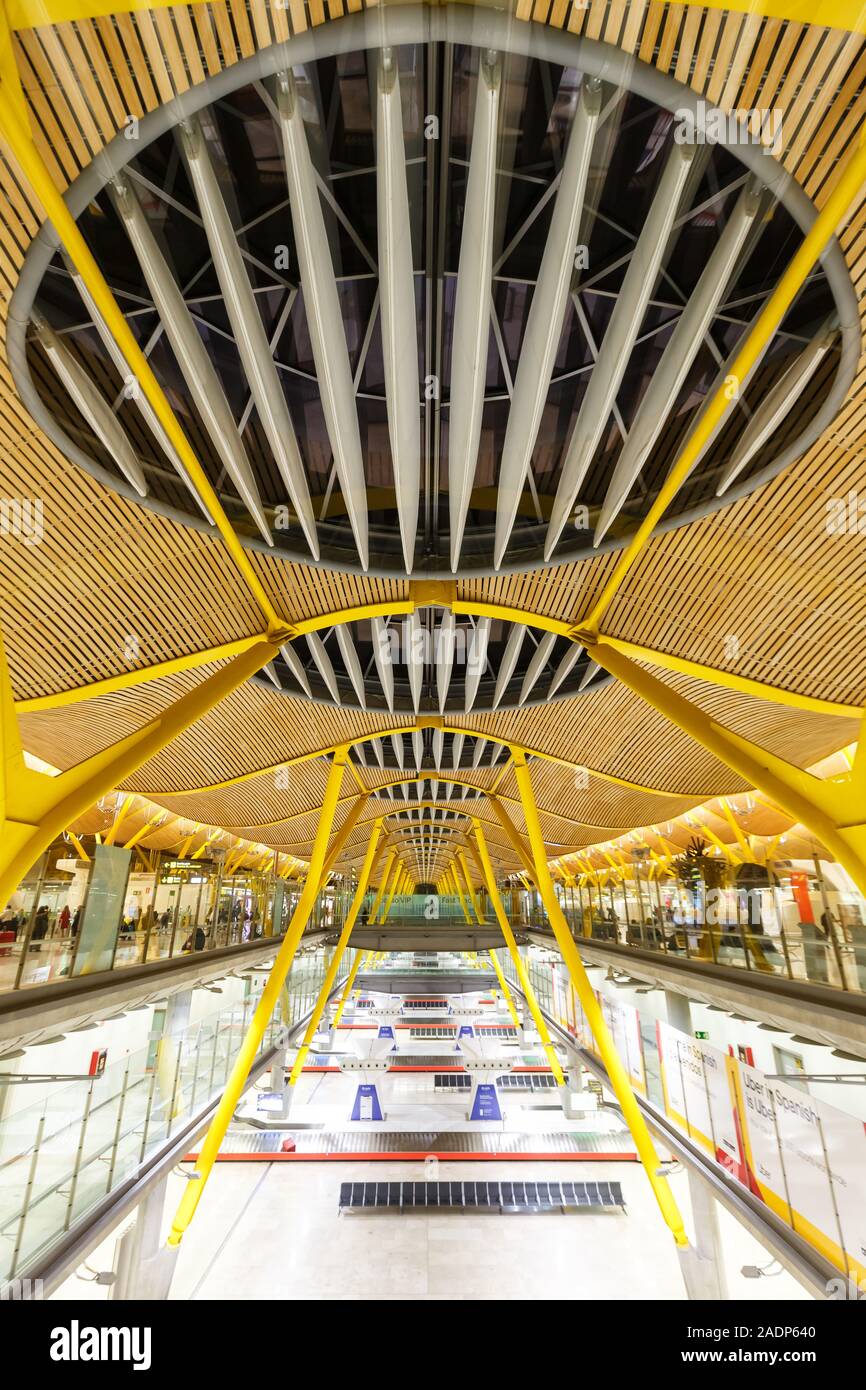 Madrid, Spagna - 21 Novembre 2019: Terminal 4 dell'aeroporto di Madrid Barajas (MAD) in Spagna. Foto Stock