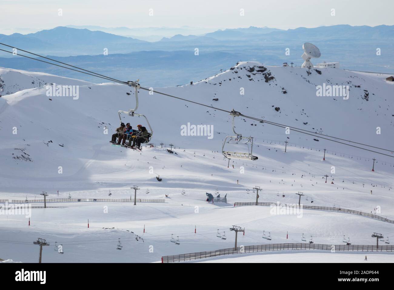 Seggiovie, piste e il telescopio radioastronomico IRAM nella zona Borreguiles delle piste da sci della Sierra Nevada, Granada, Andalusia, Spagna Foto Stock