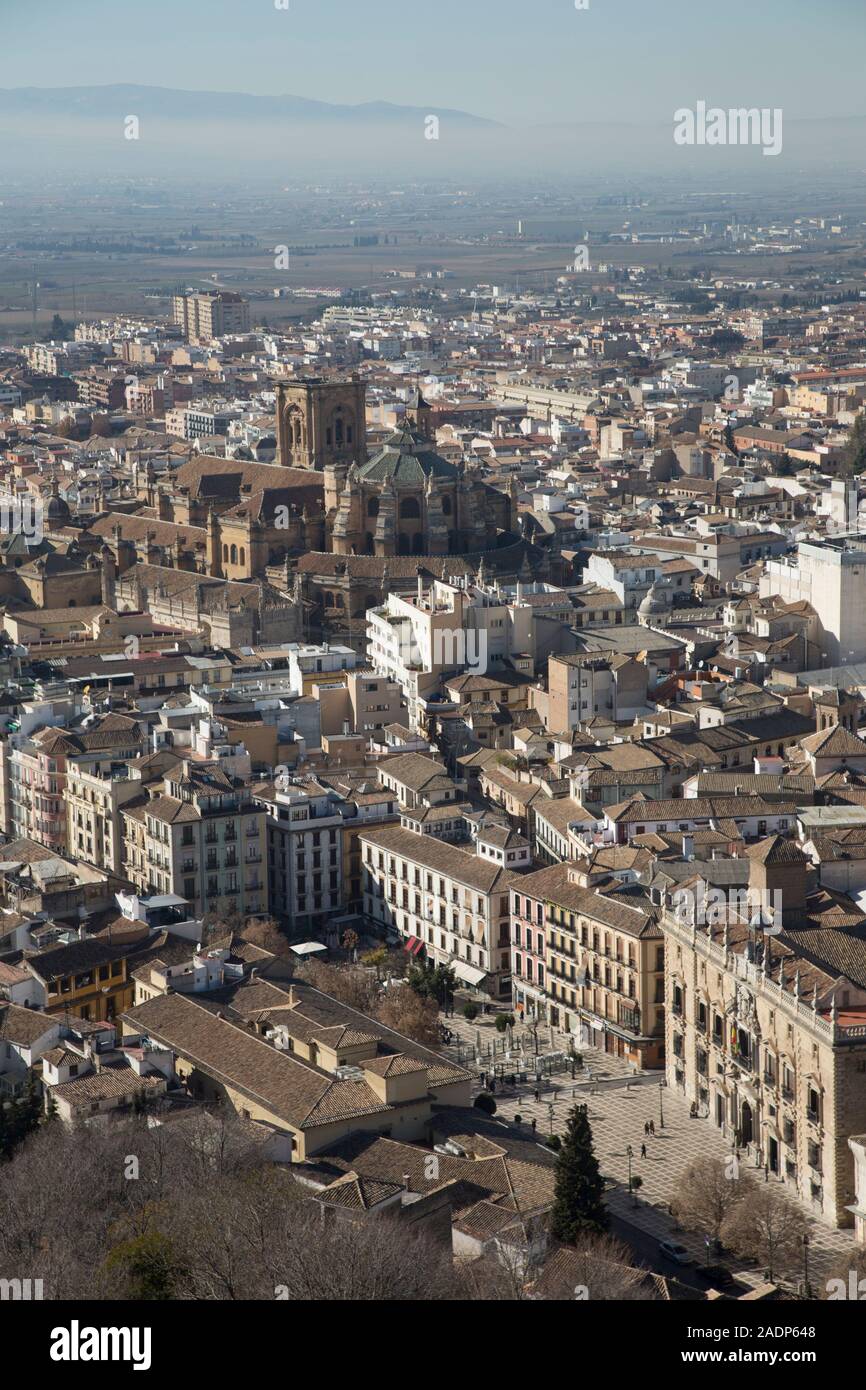 Plaza Nueva in primo piano, la cattedrale nel centro della distanza e la pianura al di là. Granada, Andalusia, Spagna. Vista da sopra la Torre de Foto Stock