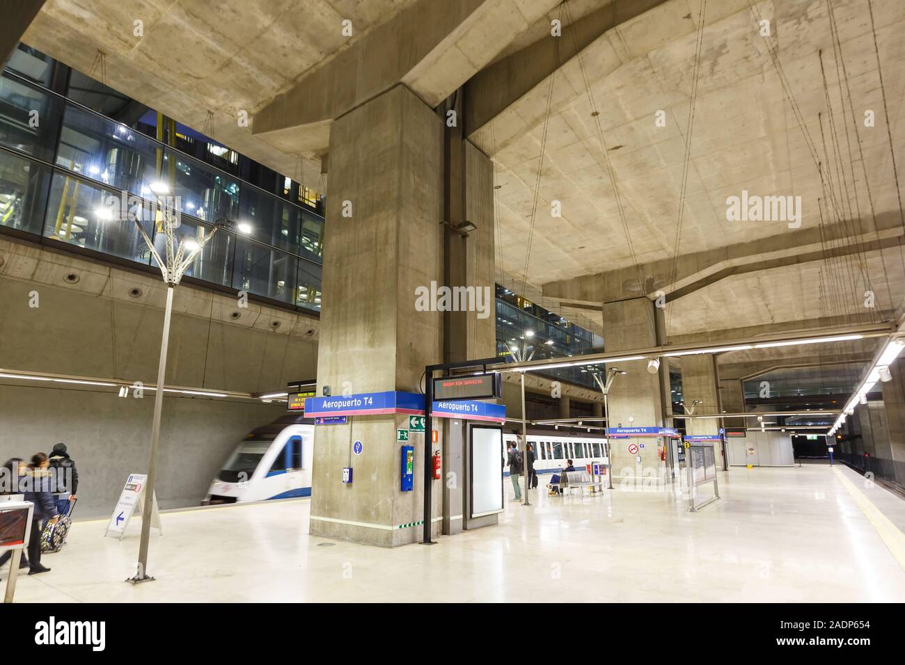 Madrid, Spagna - 21 Novembre 2019: Terminal 4 stazione della metropolitana all'aeroporto Barajas di Madrid (MAD) in Spagna. Foto Stock