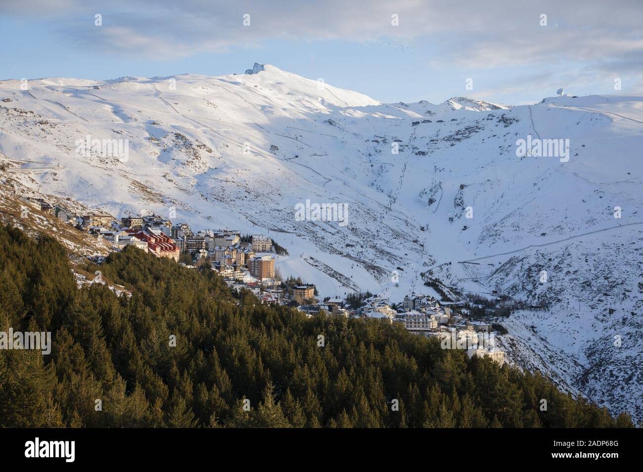 Pradollano village e Sierra Nevada ski area al di sotto del picco di veleta nelle montagne della Sierra Nevada, Granada, Andalusia, Spagna Foto Stock