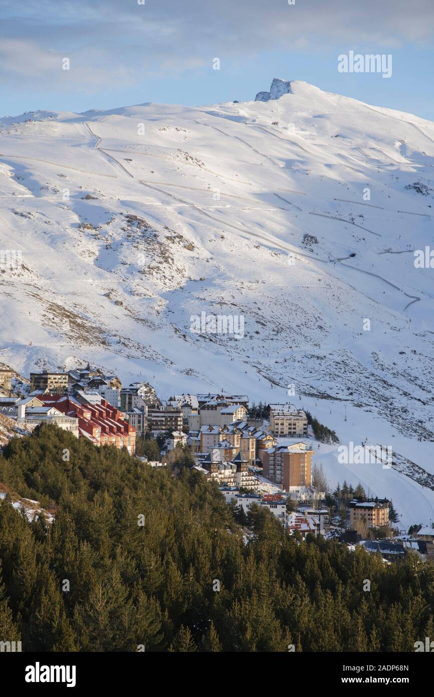 Pradollano village e Sierra Nevada ski area al di sotto del picco di veleta nelle montagne della Sierra Nevada, Granada, Andalusia, Spagna Foto Stock