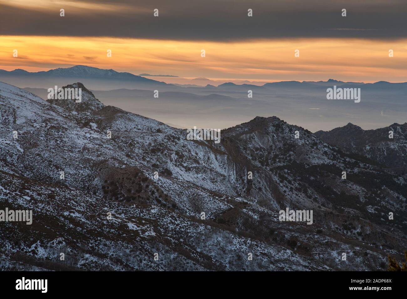 Pico Tejeda in distanza a sinistra, visto dalla catena montuosa della Sierra Nevada al tramonto, Granada, Andalusia, Spagna Foto Stock