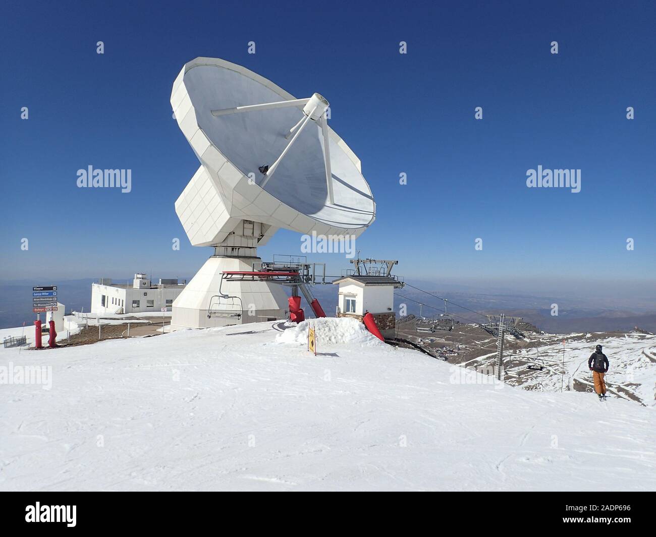 Il gigantesco cannocchiale radiofonico dell'osservatorio IRAM nella località sciistica della Sierra Nevada, Granada, Andalusia, Spagna Foto Stock