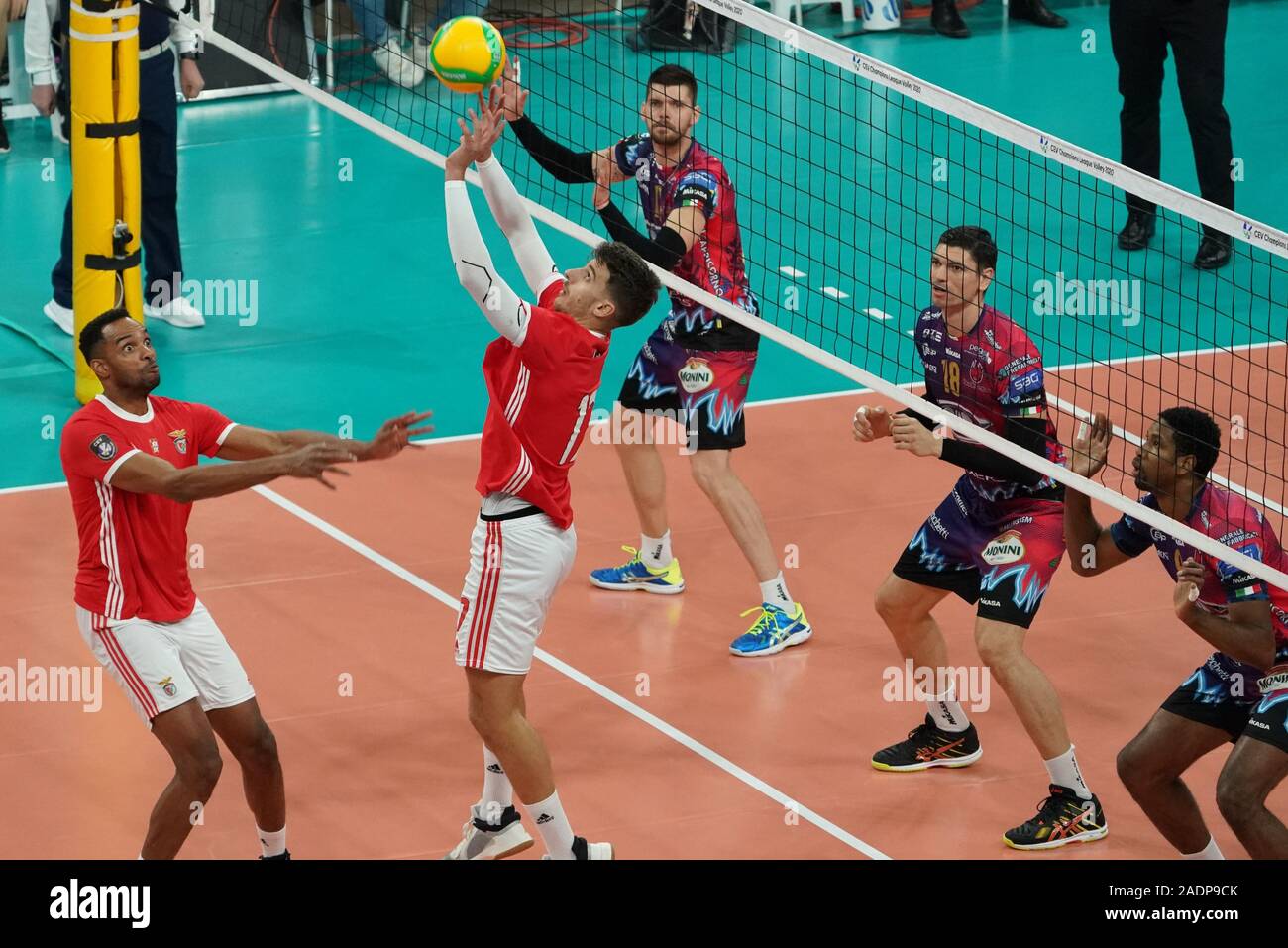 Perugia, Italia. 4° dic, 2019. Da Silva viole tiago (benfica lisboa) setduring Sir Sicoma Monini Perugia vs Benfica Lisbona, Griglia Champions League campionato Gli uomini a Perugia, Italia, Dicembre 04 2019 - LPS/Loris Cerquiglini Credito: Loris Cerquiglini/LP/ZUMA filo/Alamy Live News Foto Stock