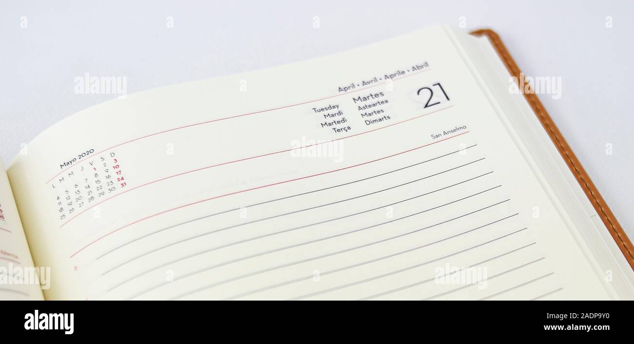 Agenda di lavoro con linee di scrittura e il giorno della settimana  rivestita in pelle marrone e su sfondo bianco Foto stock - Alamy