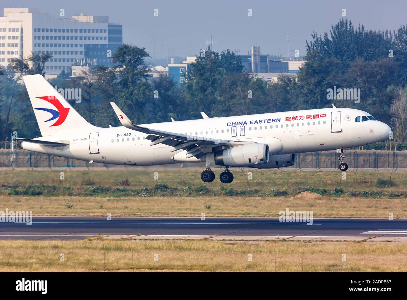 Pechino, Cina - 2 Ottobre 2019: China Eastern Airlines Airbus A320 in aereo Aeroporto di Pechino (PEK) in Cina. Foto Stock