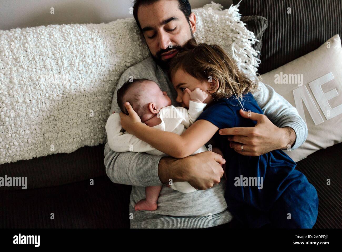 Esaurito il papà sul lettino tenendo premuto 4 anni e al neonato Foto Stock