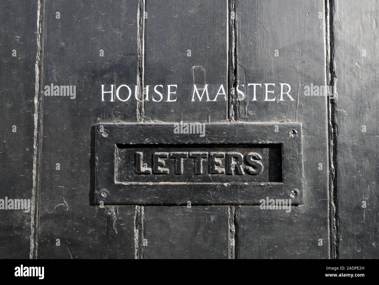 La porta nera e la buca delle lettere di una casa Master presso il prestigioso Eton College, REGNO UNITO Foto Stock