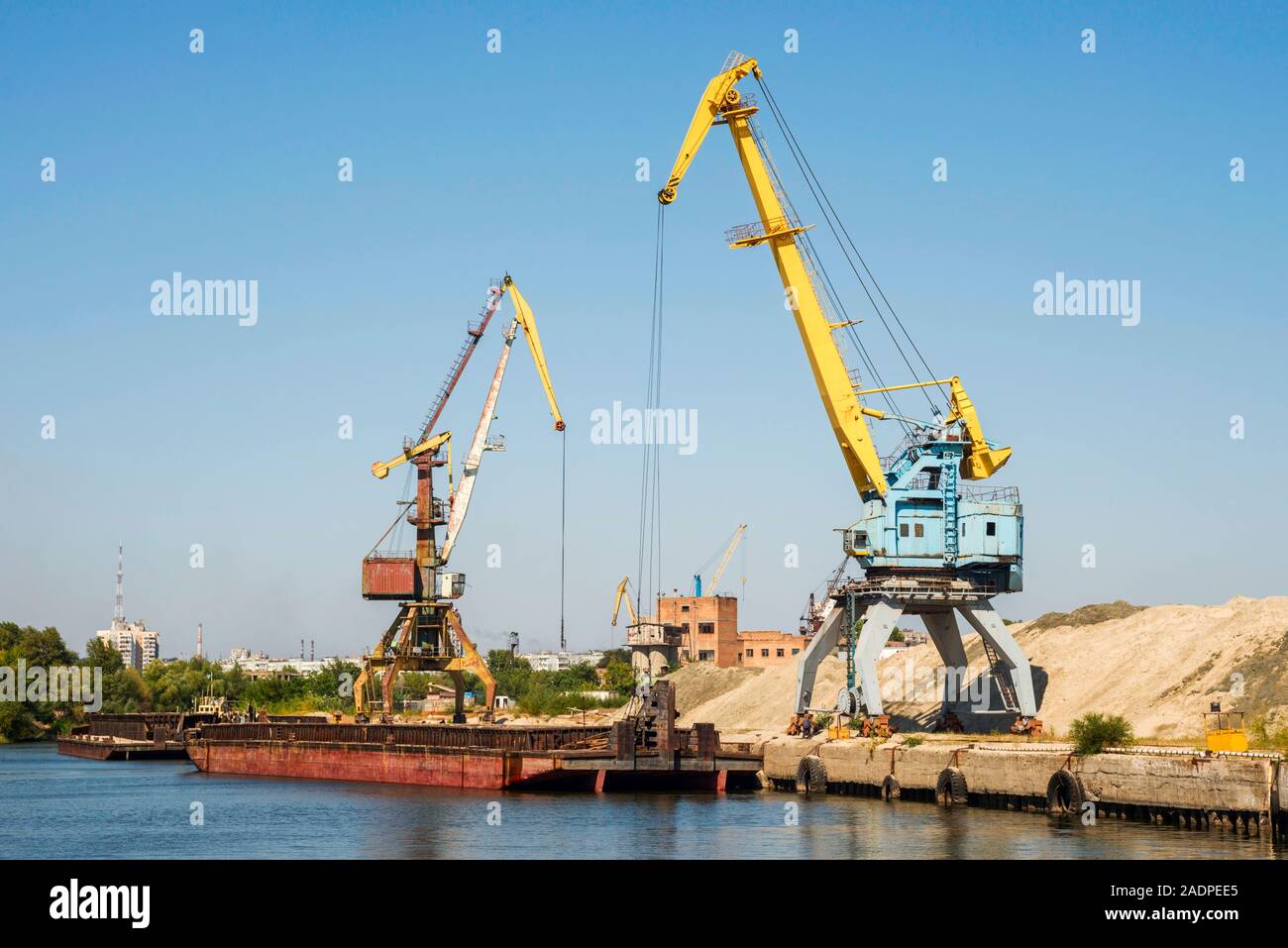 Gigantesca gru dal terminale marino. Logistica. Enormi gru e contenitori, soleggiata giornata estiva. Foto Stock