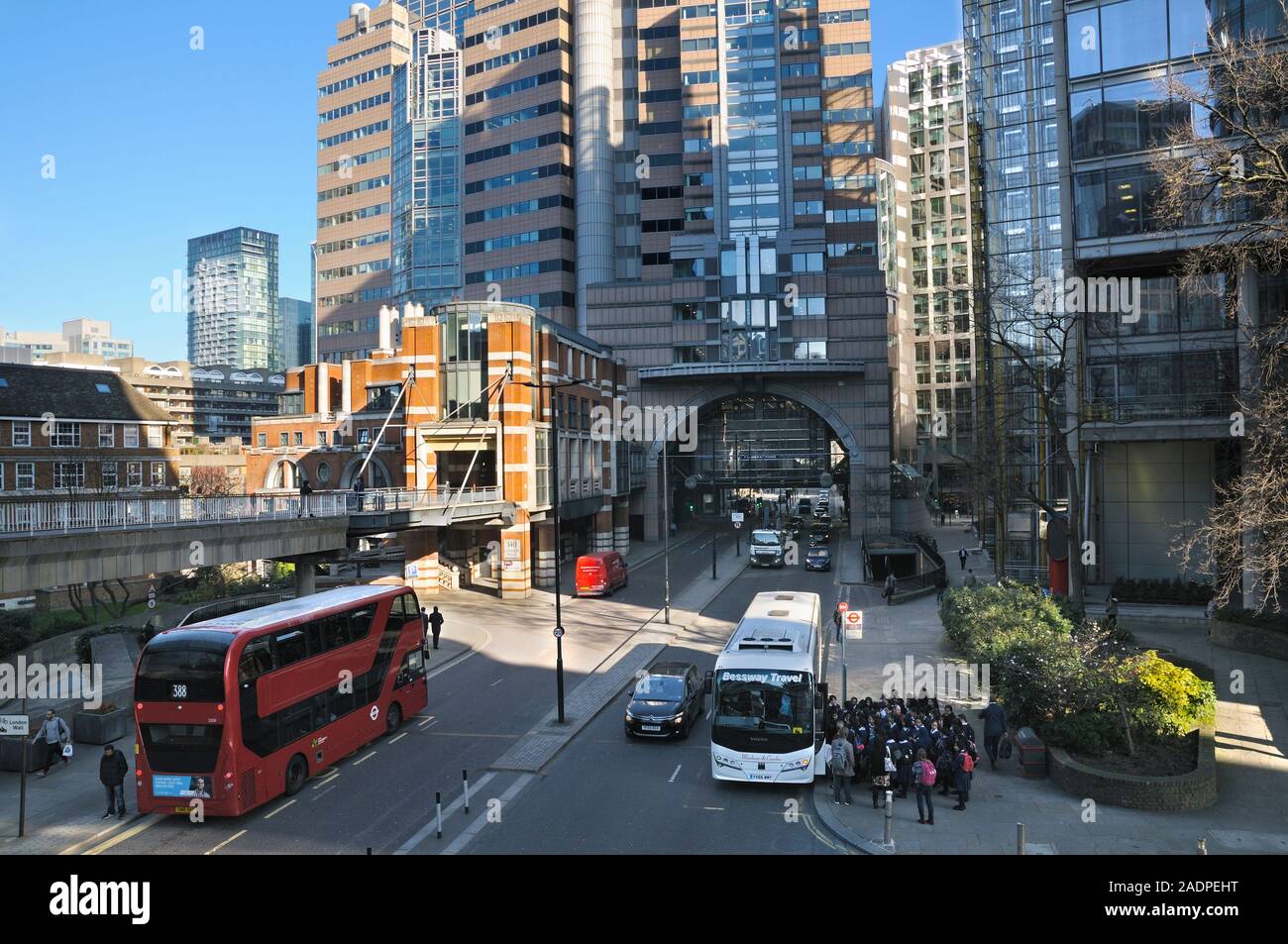 Un passaggio pedonale vista 125 London Wall, noto anche come Alban Gate, un edificio postmodernist nella città di Londra. Architetto: Sir Terry Farrell Foto Stock