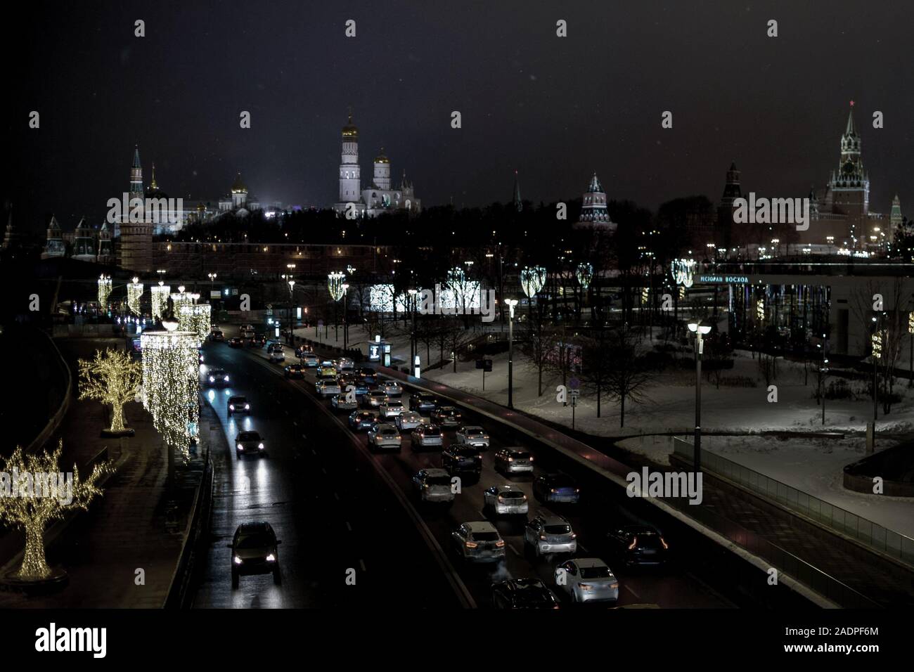 Vista del Moskvoretskaya Embankment dal ponte sospeso nel parco Zaryadye la notte di Natale. Mosca, Russia Foto Stock