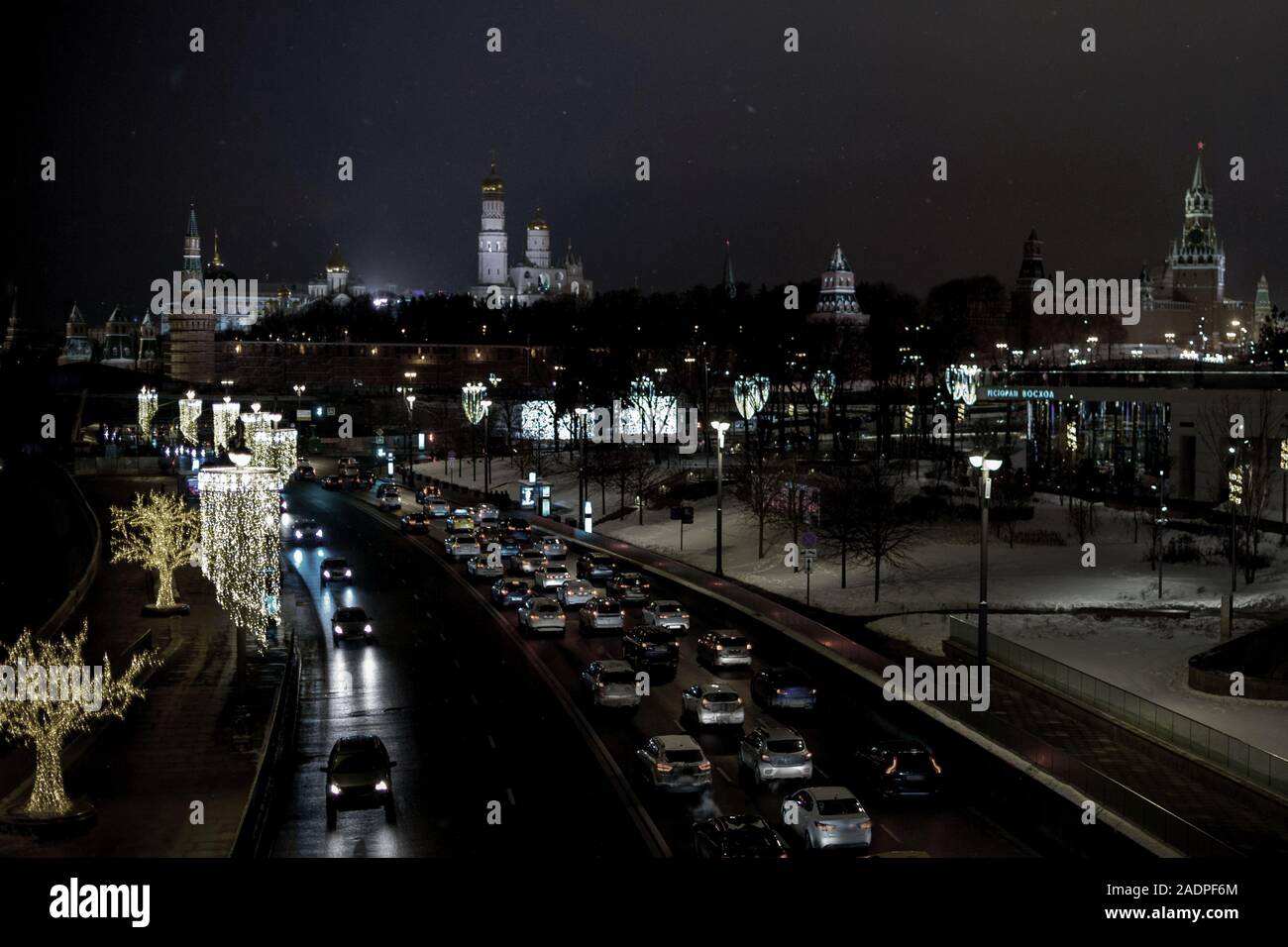 Vista del terrapieno di Moskvoretskaya fromsoaring ponte nel parco Zaryadye nella notte di Natale. Mosca, Russia Foto Stock
