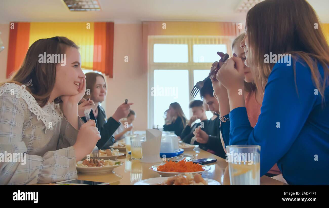 Gli studenti di mangiare nella mensa scolastica. Scuola russa. Foto Stock