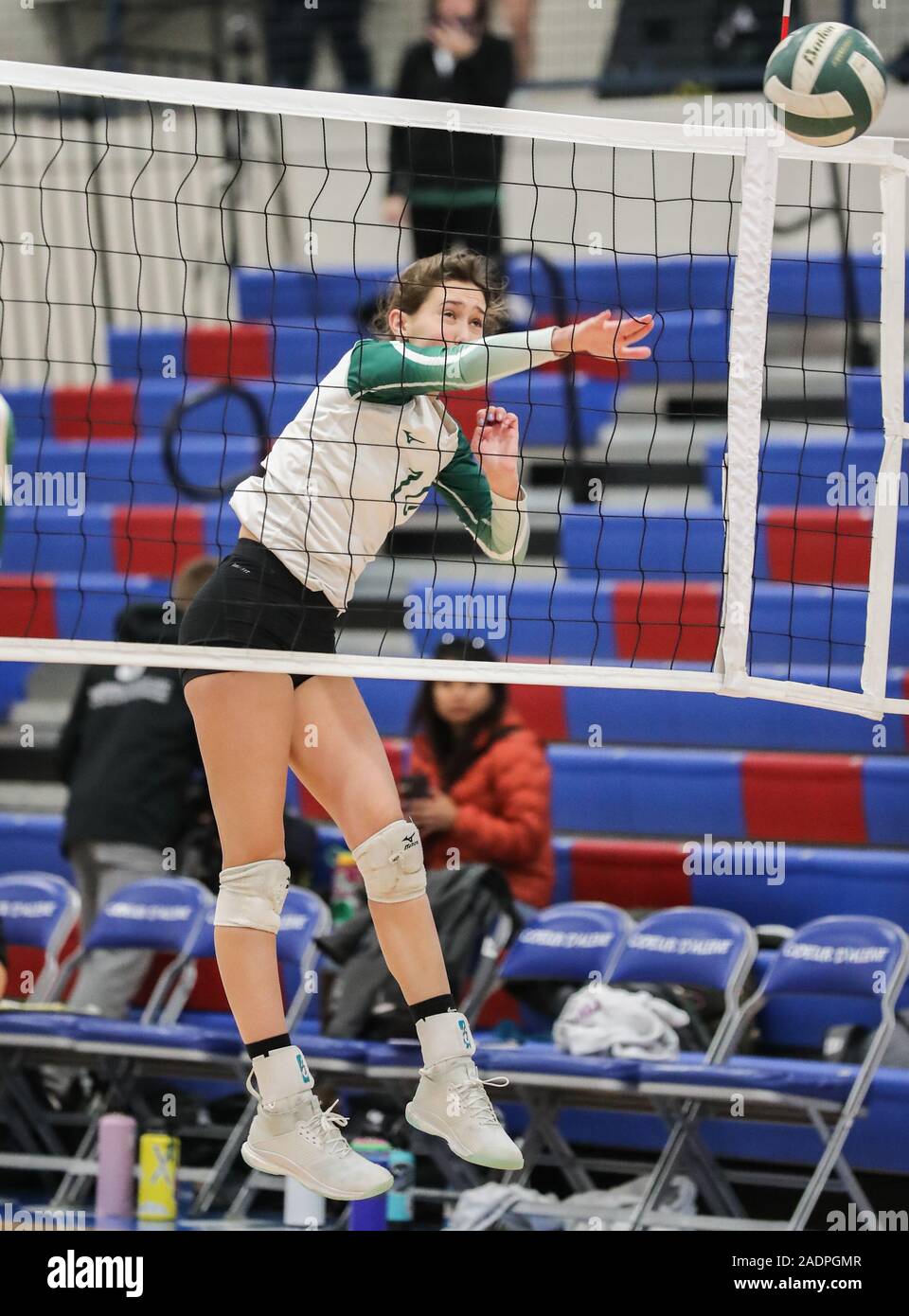 Azione di pallavolo con Kuna vs Bonneville High School a Coeur d'Alene, Idaho. Foto Stock