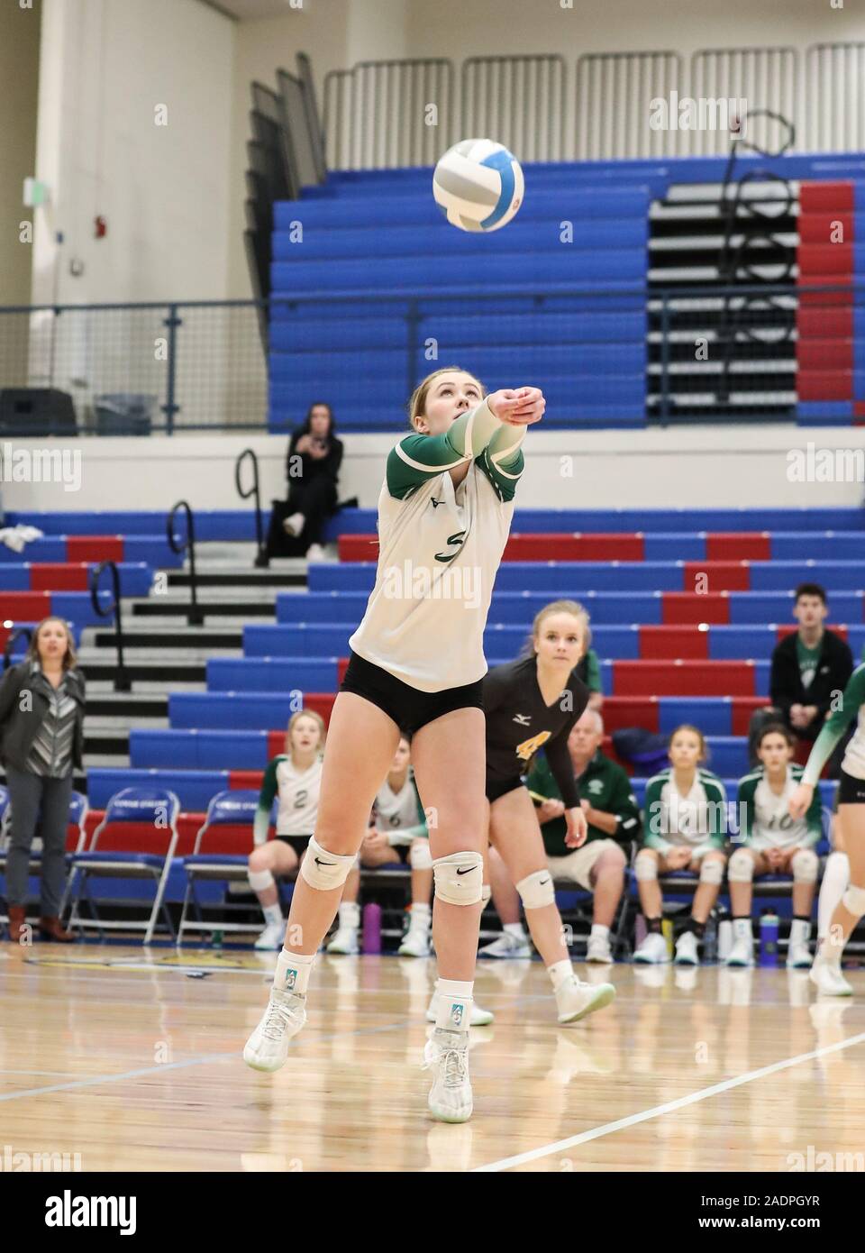 Azione di pallavolo con Kuna vs Bonneville High School a Coeur d'Alene, Idaho. Foto Stock