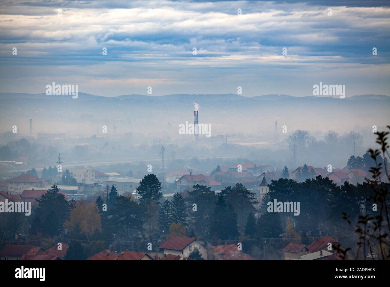La nebbia, fumo, smog e inquinamento atmosferico, Serbia, città di Valjevo, Europa Foto Stock
