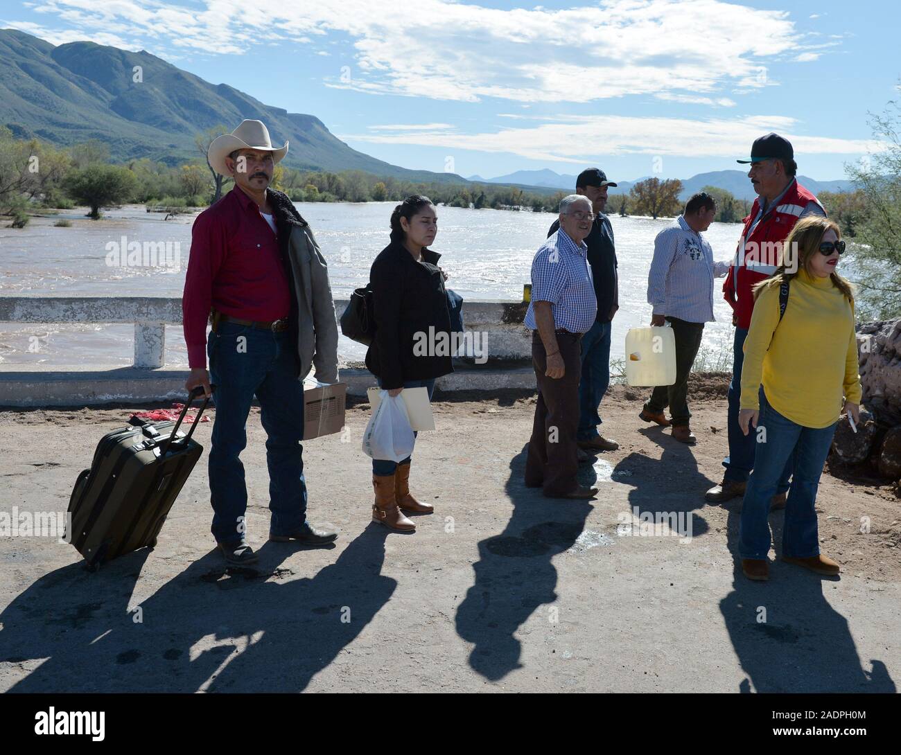 Claudia Artemiza Pavlovich Arellano, governatore del suono fatto un tour del ponte del comune di Huas‡bas, sonora che è stata colpita e chiuso dal flusso di acqua piovana. (Foto: NortePhoto.com) Claudia Artemiza Pavlovich Arellano, gobernadora de sonora realizo onu recorrido por el puente del municipio de Huas‡bas, Sonora que fue afectado cerrado y por el caudal de agua de las lluvias. Foto Stock
