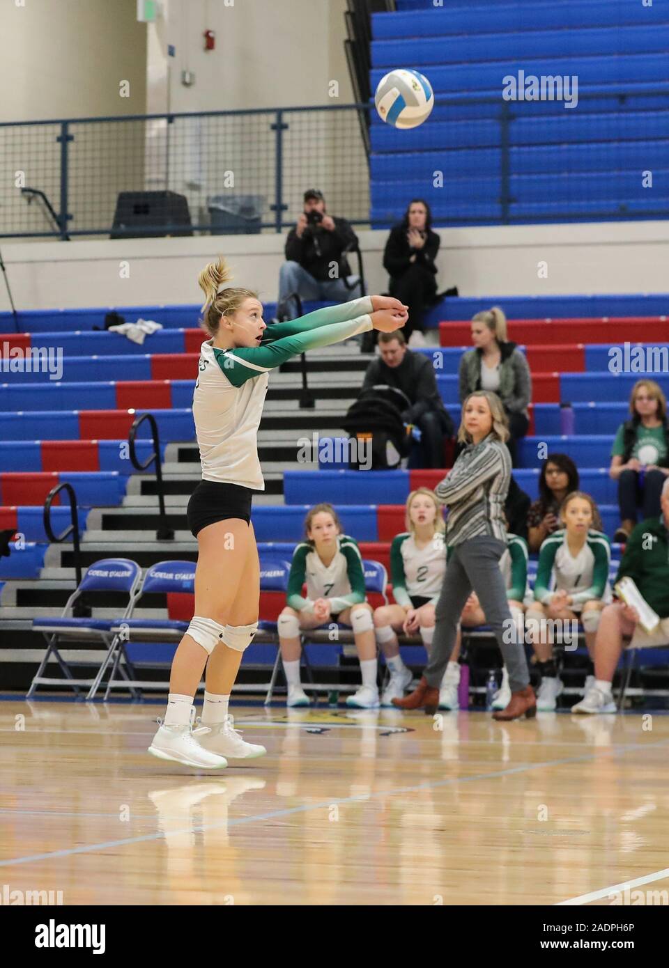 Azione di pallavolo con Kuna vs Bonneville High School a Coeur d'Alene, Idaho. Foto Stock