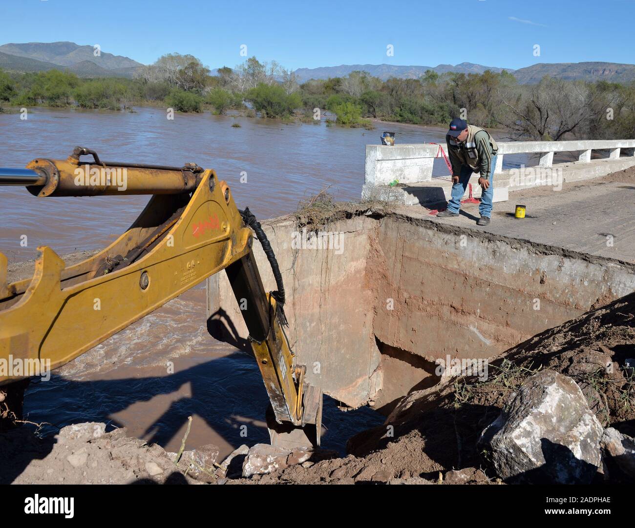 Claudia Artemiza Pavlovich Arellano, governatore del suono fatto un tour del ponte del comune di Huas‡bas, sonora che è stata colpita e chiuso dal flusso di acqua piovana. (Foto: NortePhoto.com) Claudia Artemiza Pavlovich Arellano, gobernadora de sonora realizo onu recorrido por el puente del municipio de Huas‡bas, Sonora que fue afectado cerrado y por el caudal de agua de las lluvias. Foto Stock