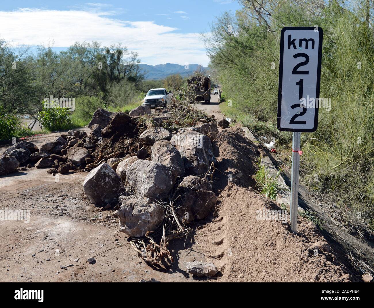 Claudia Artemiza Pavlovich Arellano, governatore del suono fatto un tour del ponte del comune di Huas‡bas, sonora che è stata colpita e chiuso dal flusso di acqua piovana. (Foto: NortePhoto.com) Claudia Artemiza Pavlovich Arellano, gobernadora de sonora realizo onu recorrido por el puente del municipio de Huas‡bas, Sonora que fue afectado cerrado y por el caudal de agua de las lluvias. Foto Stock
