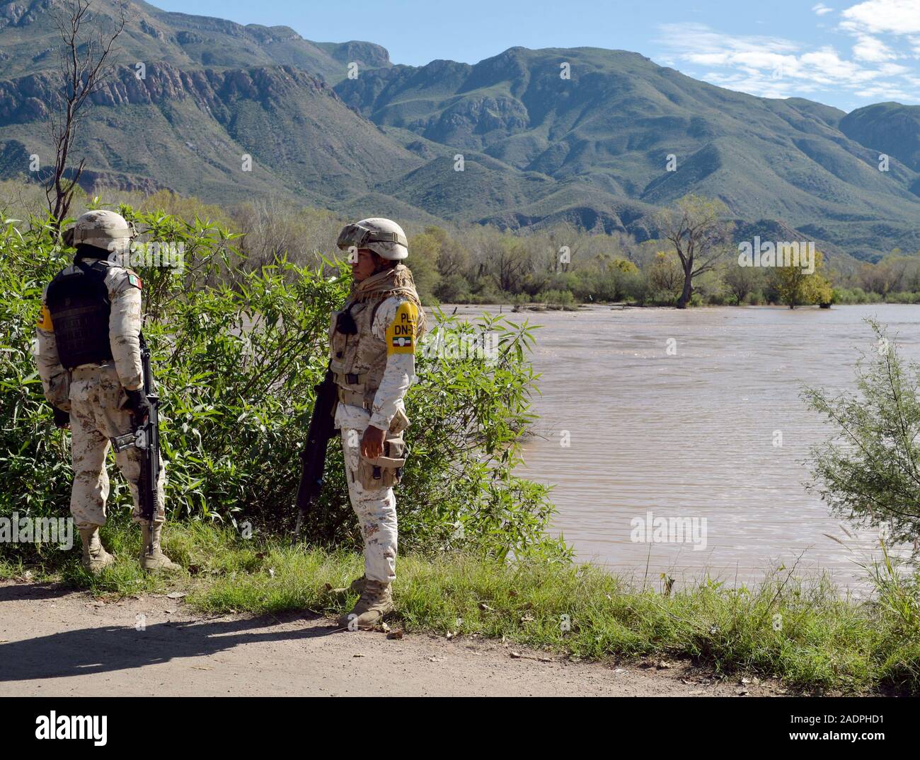 Inondazioni in comune di Huas‡bas, Sonora. Effetti sul flusso di acqua piovana che trabocca di fiumi e torrenti in Sonora. Implementato militare in PAN DN III. un dn 3 (Foto: NortePhoto.com) inundaciones en el municipio de Huas‡bas, Sonora. Afectaciones por el caudal de agua de las lluvias que desbordo rios y arroyos en Sonora. Militares implementan en PAN DN III. un dn 3 (Foto: NortePhoto.com) Foto Stock