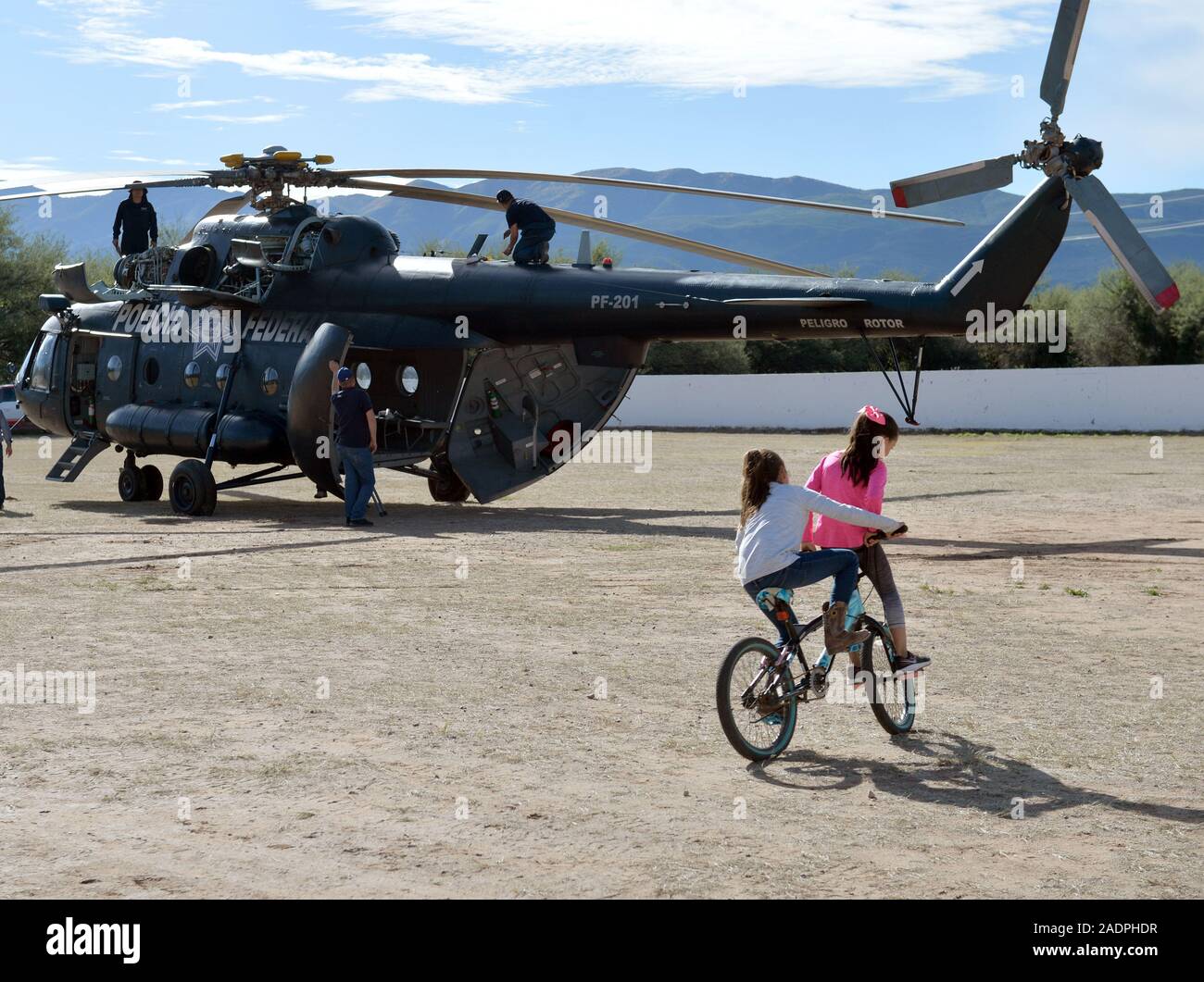Inondazioni in comune di Huas‡bas, Sonora. Effetti sul flusso di acqua piovana che trabocca di fiumi e torrenti in Sonora. Implementato militare in PAN DN III. un dn 3 (Foto: NortePhoto.com) inundaciones en el municipio de Huas‡bas, Sonora. Afectaciones por el caudal de agua de las lluvias que desbordo rios y arroyos en Sonora. Militares implementan en PAN DN III. un dn 3 (Foto: NortePhoto.com) ragazze un giro in bici accanto alla polizia federale Elicottero radiocomandato Trova. Ni-come pasean en bicicleta junto al Elicoptero de la policia federale. (Foto: NortePhoto.com) Foto Stock