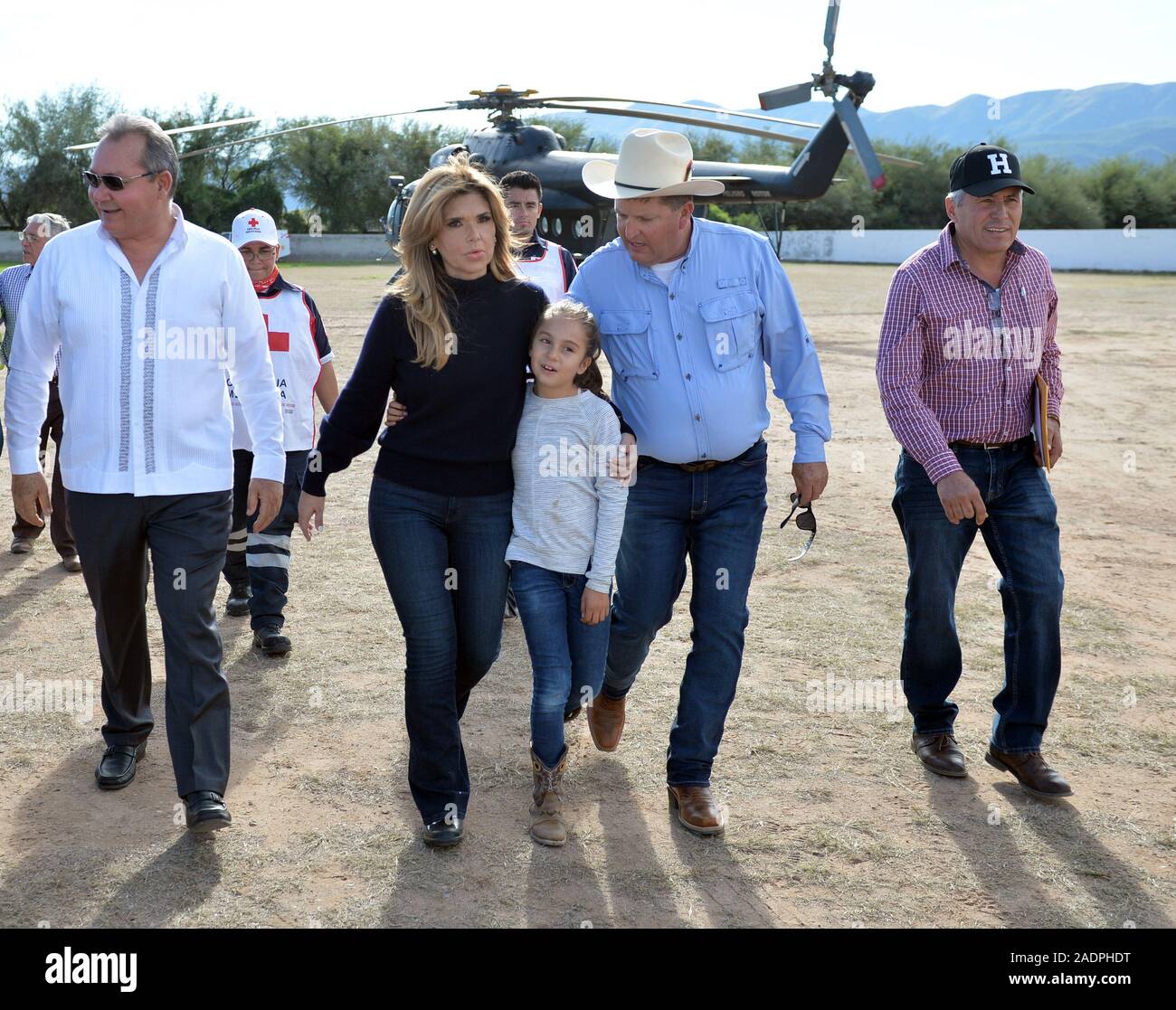 Claudia Artemiza Pavlovich Arellano, governatore del suono fatto un tour del ponte del comune di Huas‡bas, sonora che è stata colpita e chiuso dal flusso di acqua piovana. (Foto: NortePhoto.com) Claudia Artemiza Pavlovich Arellano, gobernadora de sonora realizo onu recorrido por el puente del municipio de Huas‡bas, Sonora que fue afectado cerrado y por el caudal de agua de las lluvias. Foto Stock