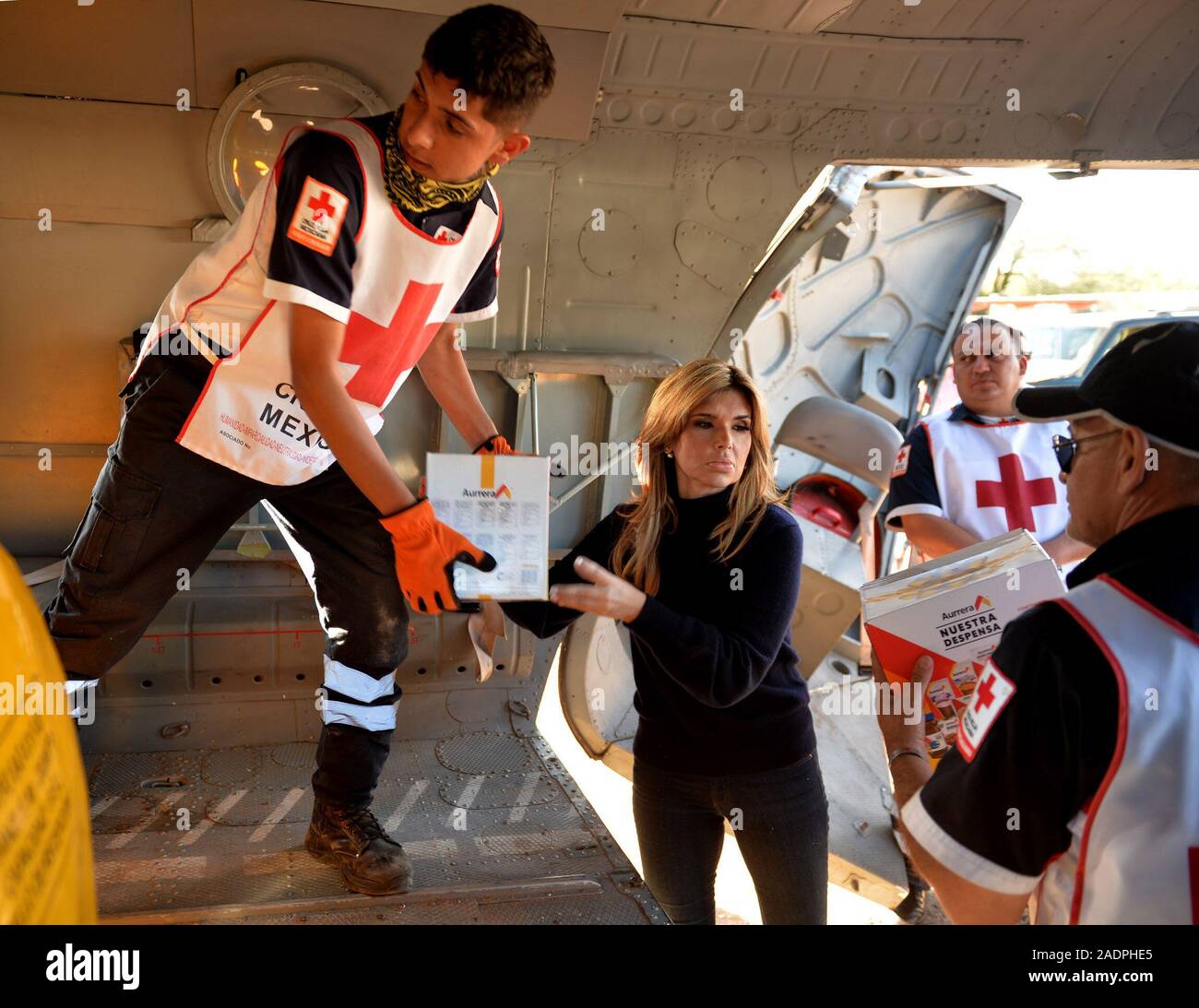 Claudia Artemiza Pavlovich Arellano, governatore del suono fatto un tour del ponte del comune di Huas‡bas, sonora che è stata colpita e chiuso dal flusso di acqua piovana. (Foto: NortePhoto.com) Claudia Artemiza Pavlovich Arellano, gobernadora de sonora realizo onu recorrido por el puente del municipio de Huas‡bas, Sonora que fue afectado cerrado y por el caudal de agua de las lluvias. Cruz Roja entrega despensas. Foto Stock