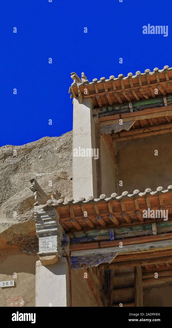 Alto portico in legno a 3 piani grotte 16-17 Biblioteca Cave-365-366. Mogao Grotte Buddiste-Dunhuang-Gansu-China-0633 Foto Stock