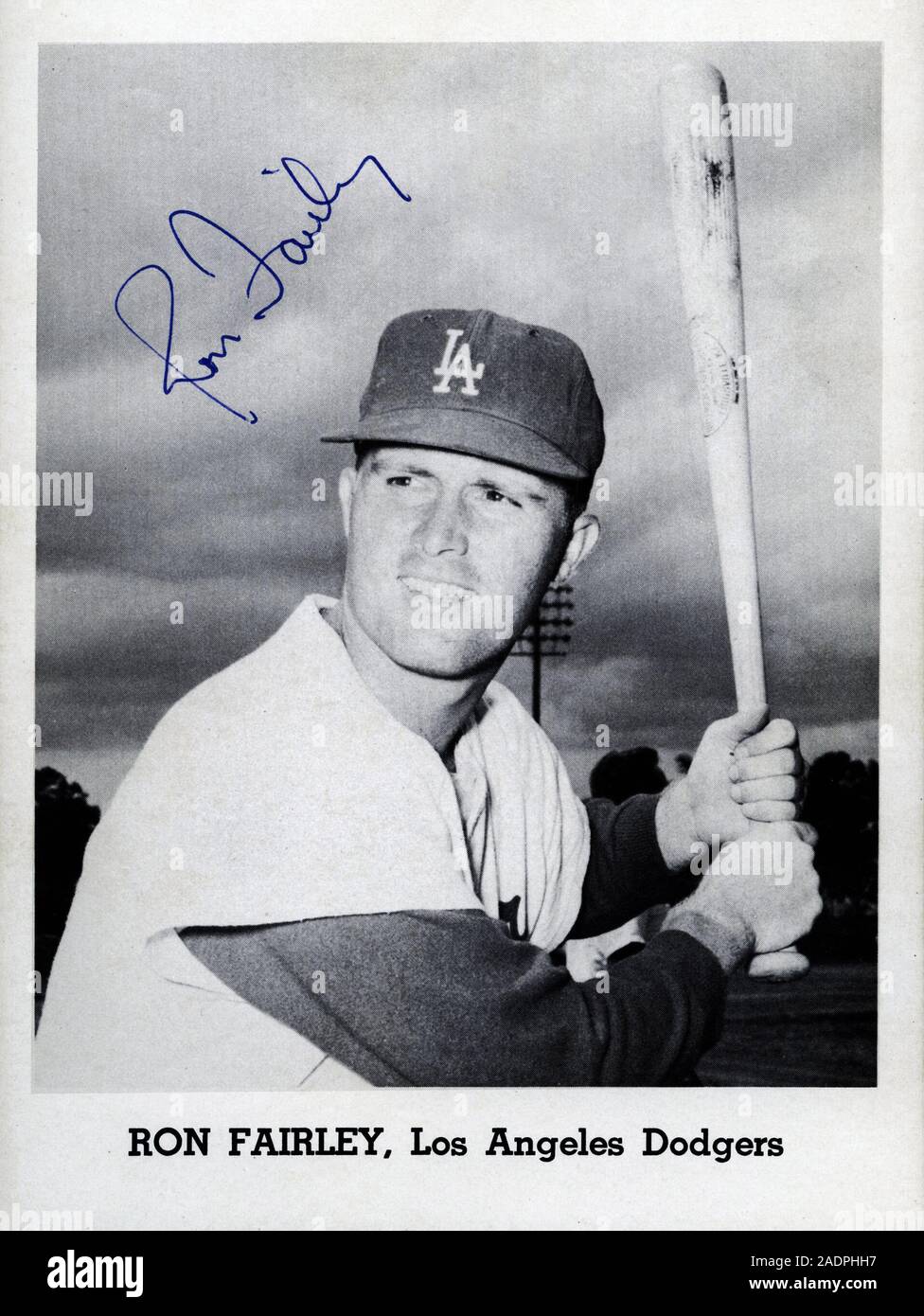 Vintage firmato foto in bianco e nero di Los Angeles dodgers giocatore di baseball Ron abbastanza circa 1960s. Foto Stock