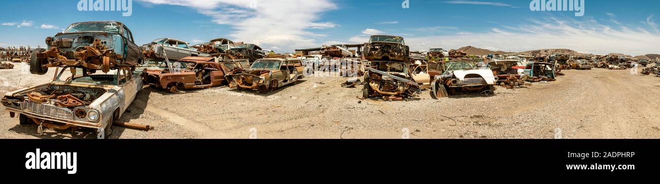 Panorama mostra righe di vintage rusty automobili e camion in un deserto junk yard vicino a Phoenix in Arizona, Stati Uniti d'America Foto Stock