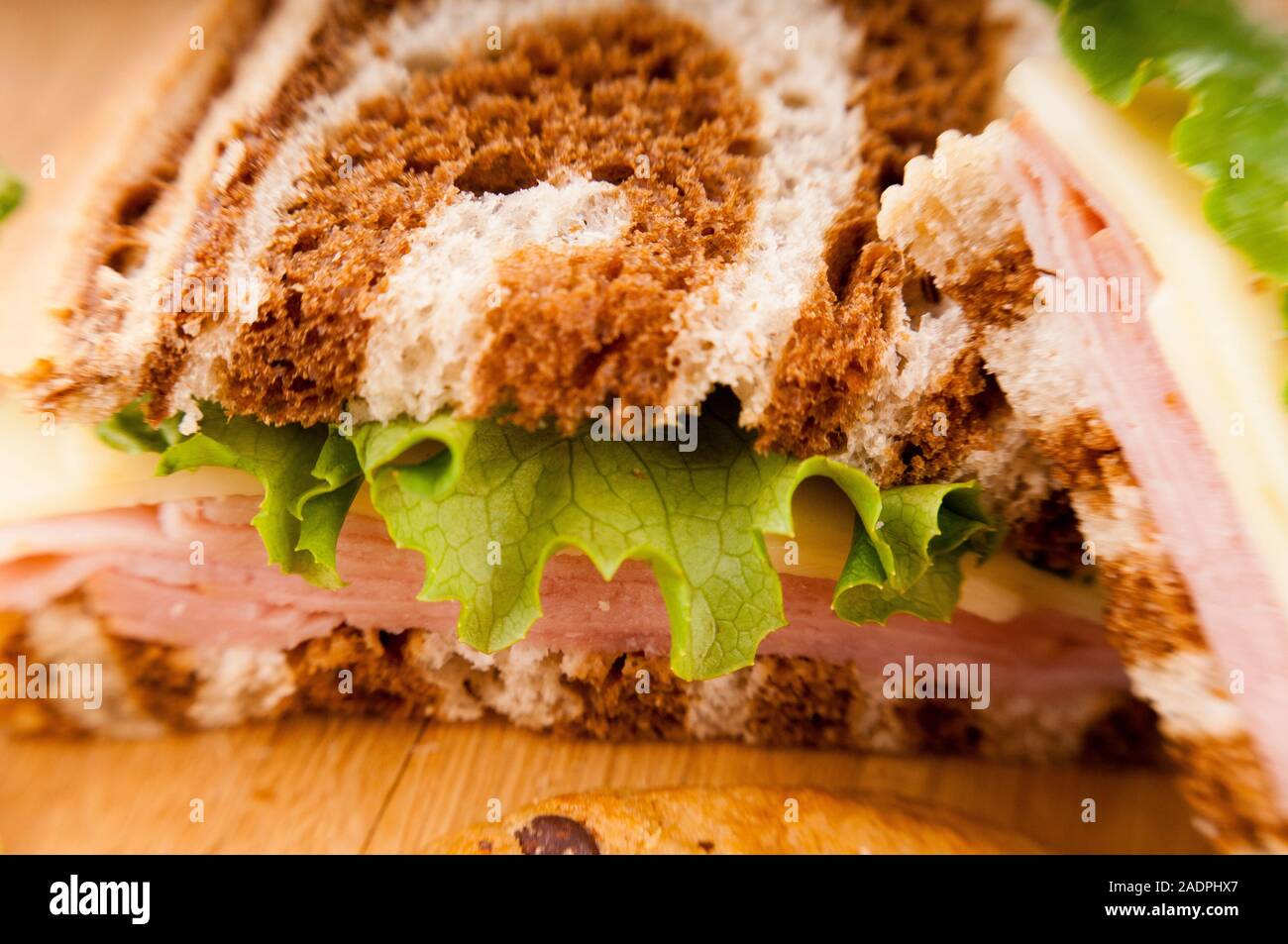 Ruben panino sulle pumpernickel e pane di segale con cookie Foto Stock