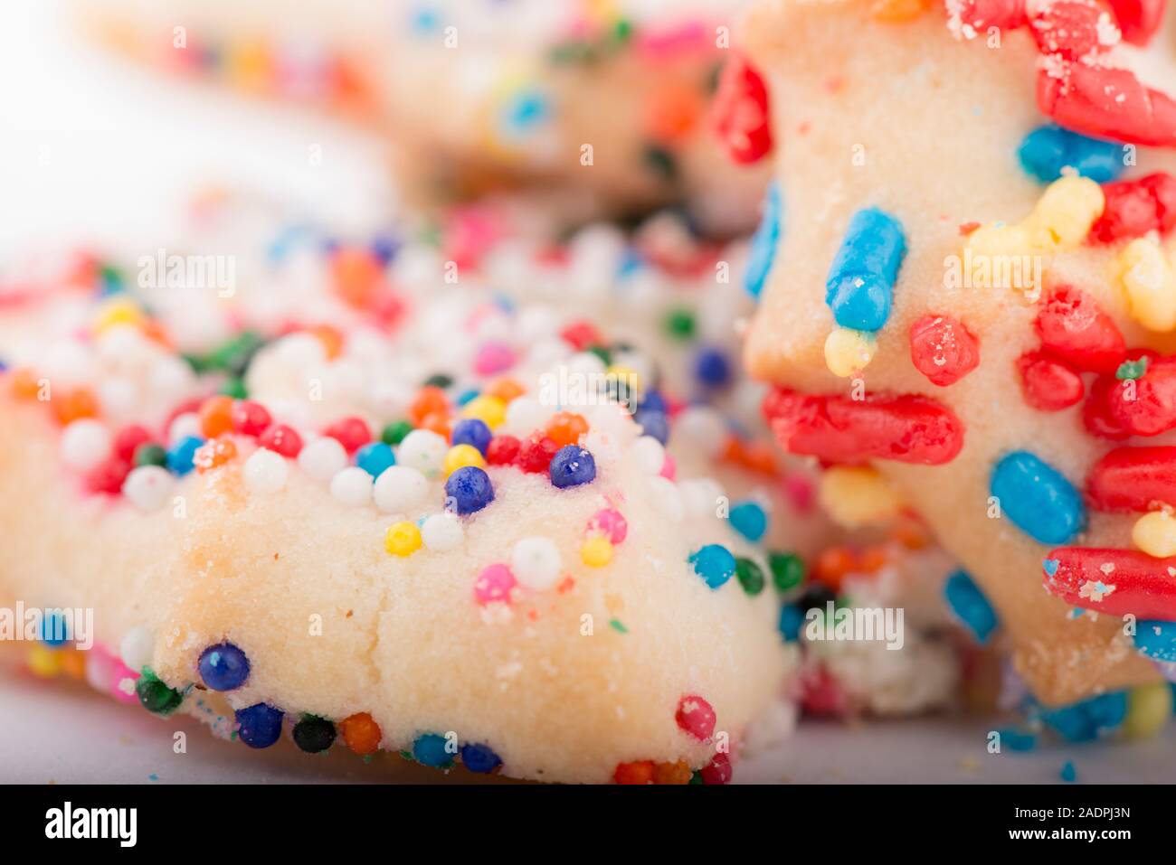 Cookie di zucchero coperto in arcobaleno spruzza closeup Foto Stock