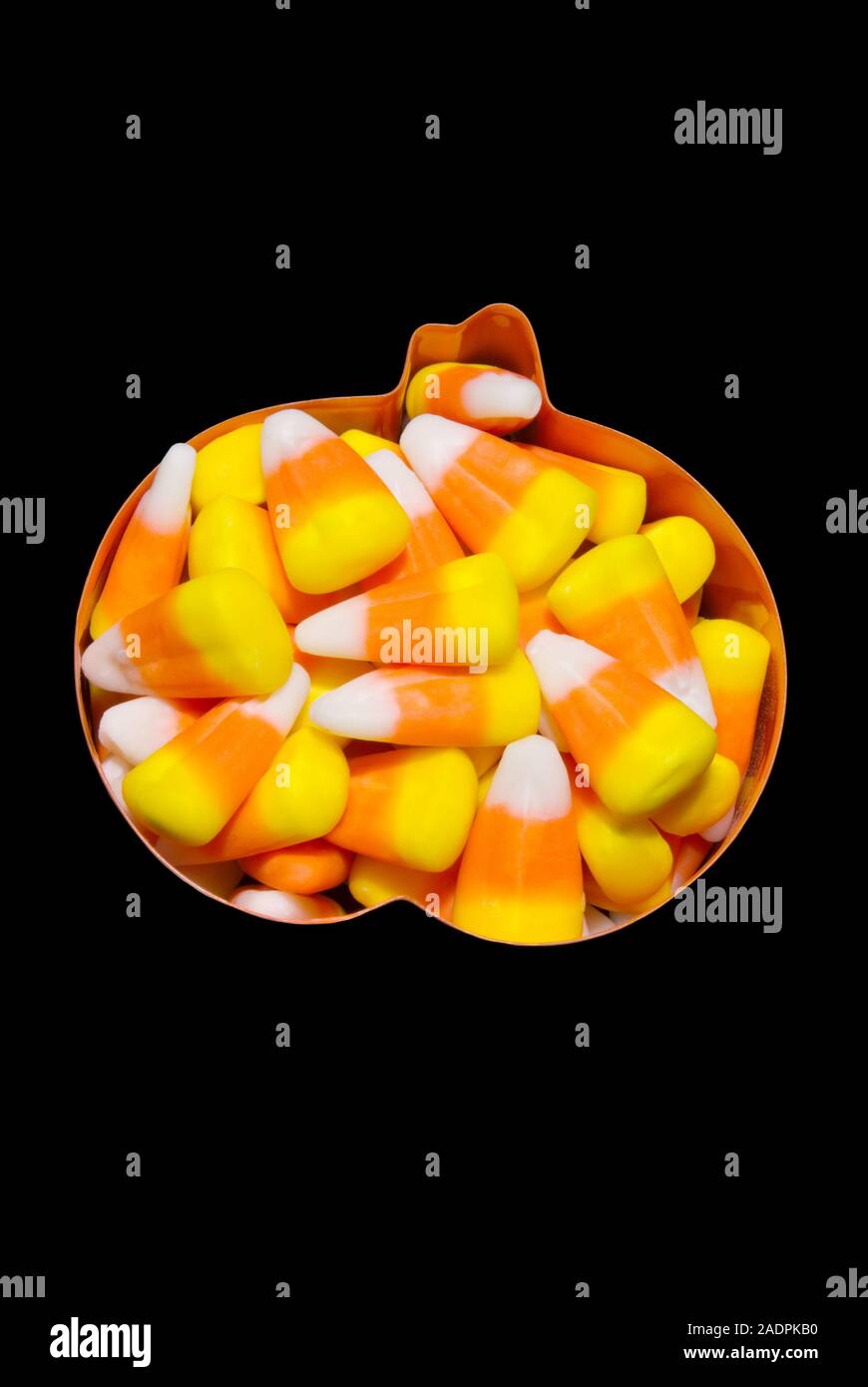 Halloween Candy corn all'interno di una zucca di pasta frolla a forma di cookie cutter isolato su un sfondo nero. Foto Stock