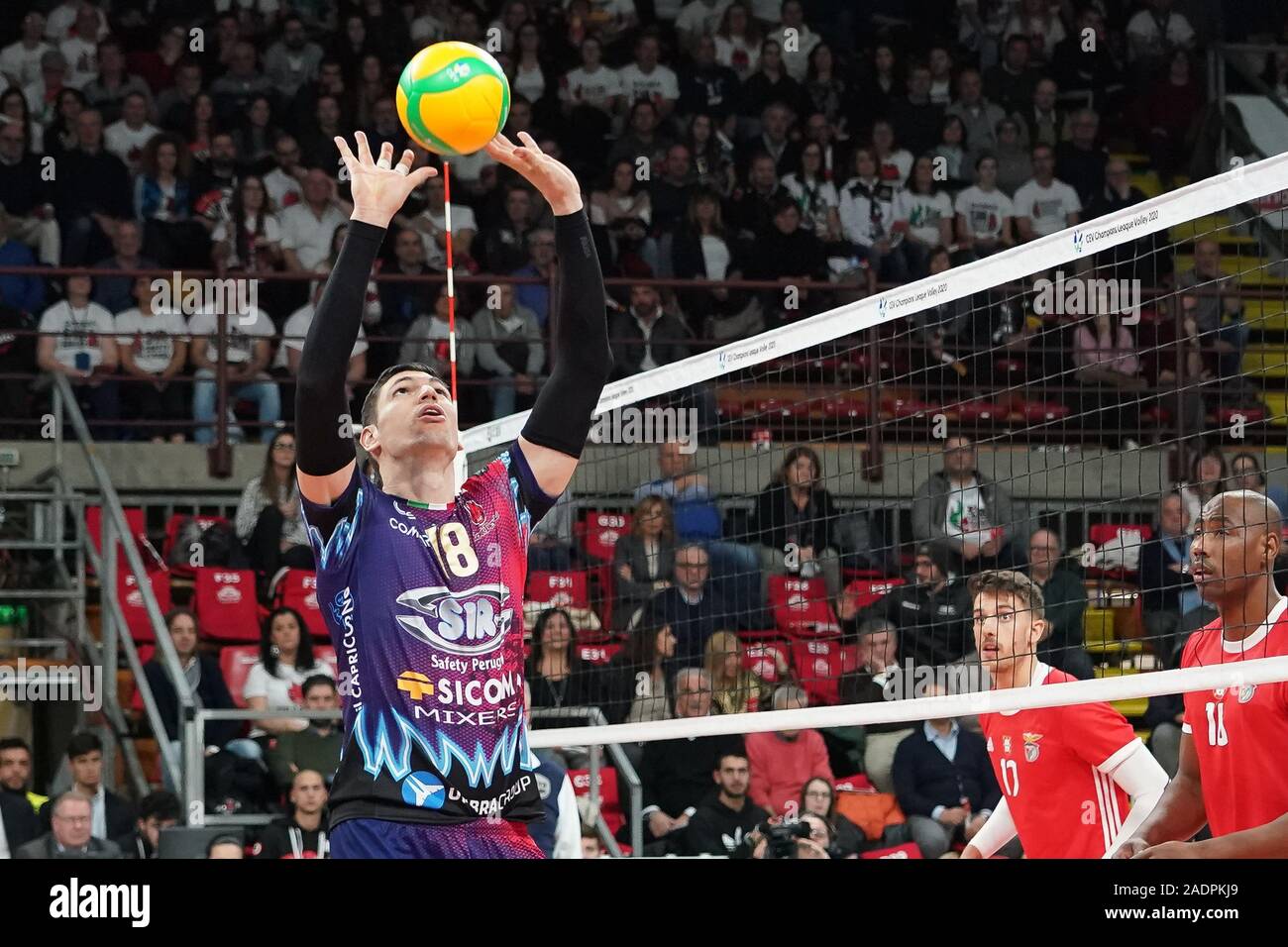 Perugia, Italia. 04 Dic, 2019. mirko podrascanin (n.18 centrale di sicurezza sir conad perugia) impostata durante il Sir Sicoma Monini Perugia vs Benfica Lisbona, Griglia Champions League campionato Gli uomini a Perugia, Italia, Dicembre 04 2019 Credit: Indipendente Agenzia fotografica/Alamy Live News Foto Stock
