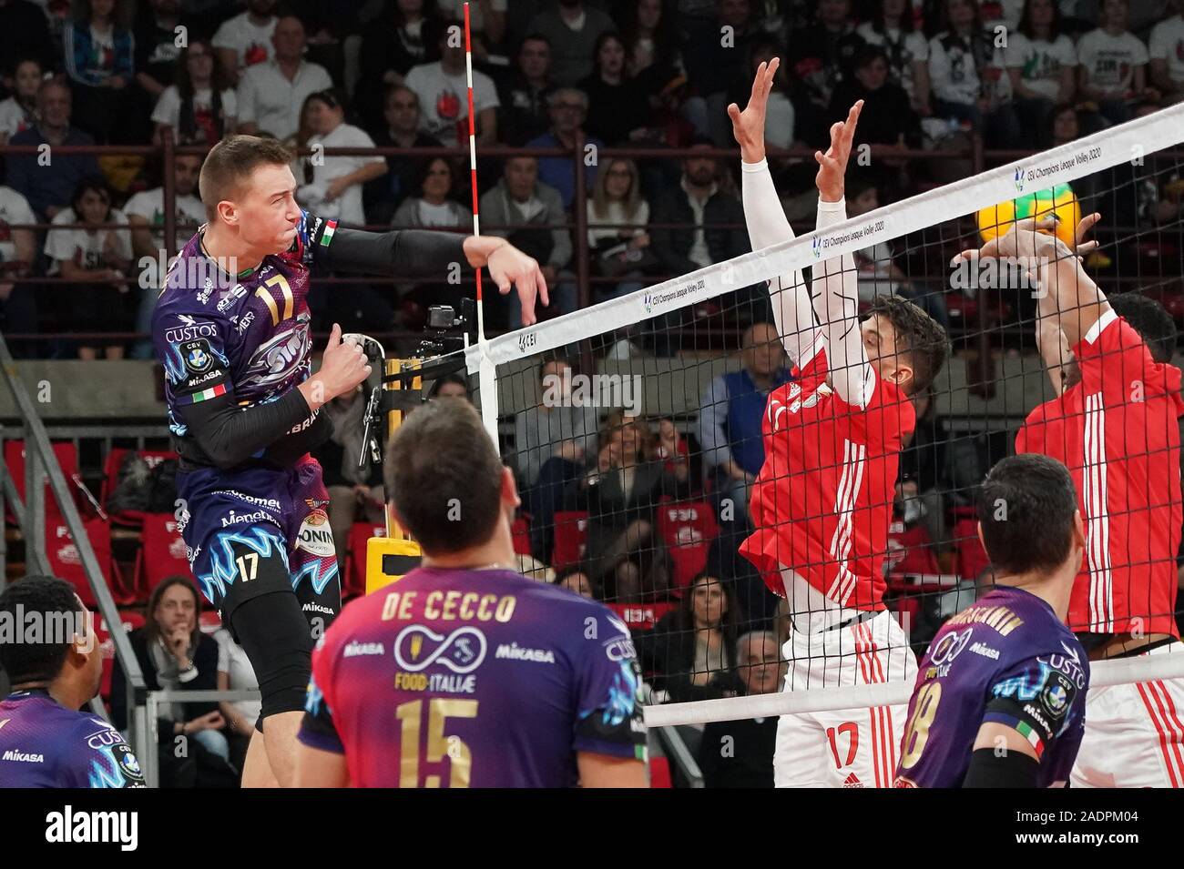 Perugia, Italia, 04 dic 2019, tzimafei zhukouski (n.11 palleggiatore sir safety conad perugia) spike durante il Sir Sicoma Monini Perugia vs Benfica Lisbona - Griglia Champions League campionato Gli uomini - Credit: LPS/Loris Cerquiglini/Alamy Live News Foto Stock