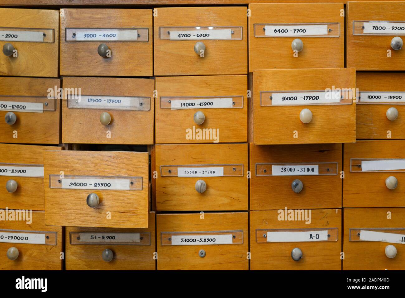 Armadietto in libreria con scatole per memorizzare le schede con le informazioni. Il sistema di contabilizzazione dei libri in biblioteca o a scuola. Database e dati direc Foto Stock