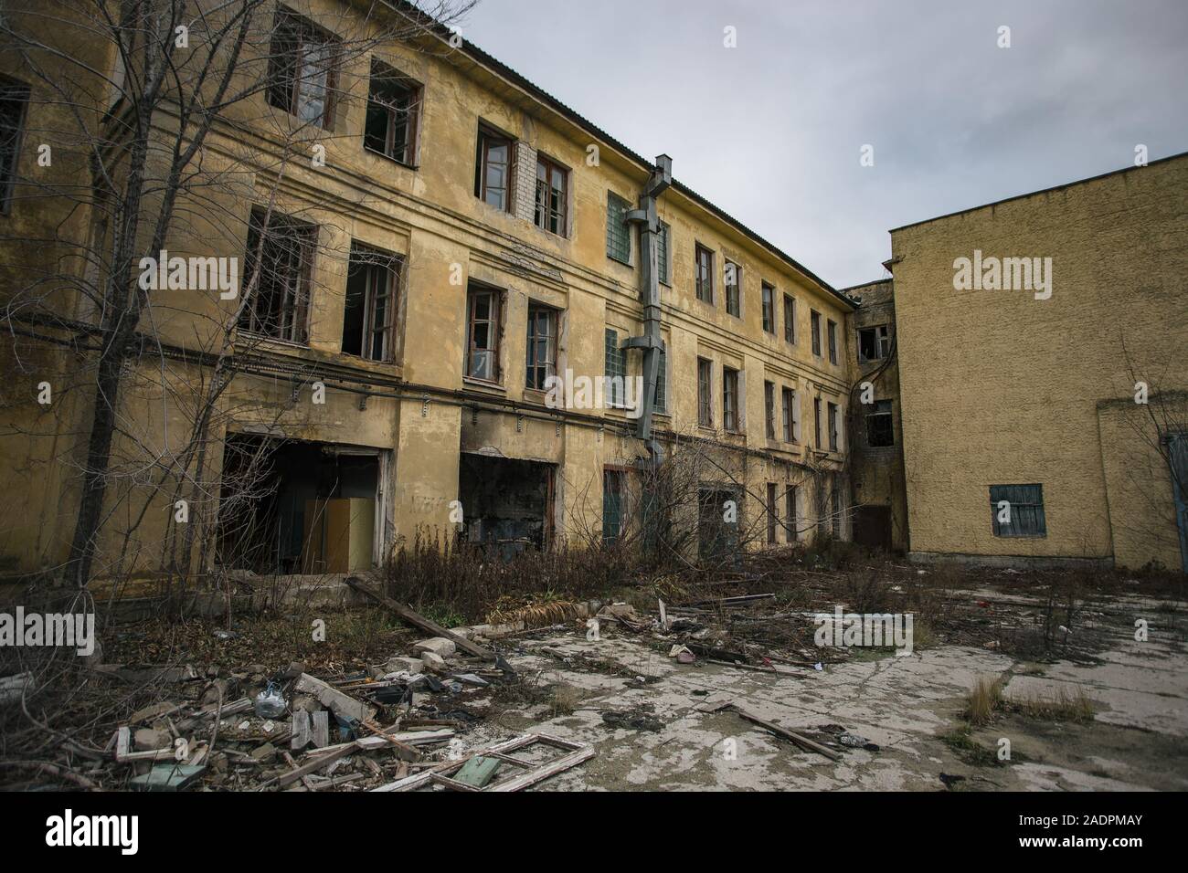Il vecchio stabilimento industriale abbandonato in attesa di demolizione Foto Stock